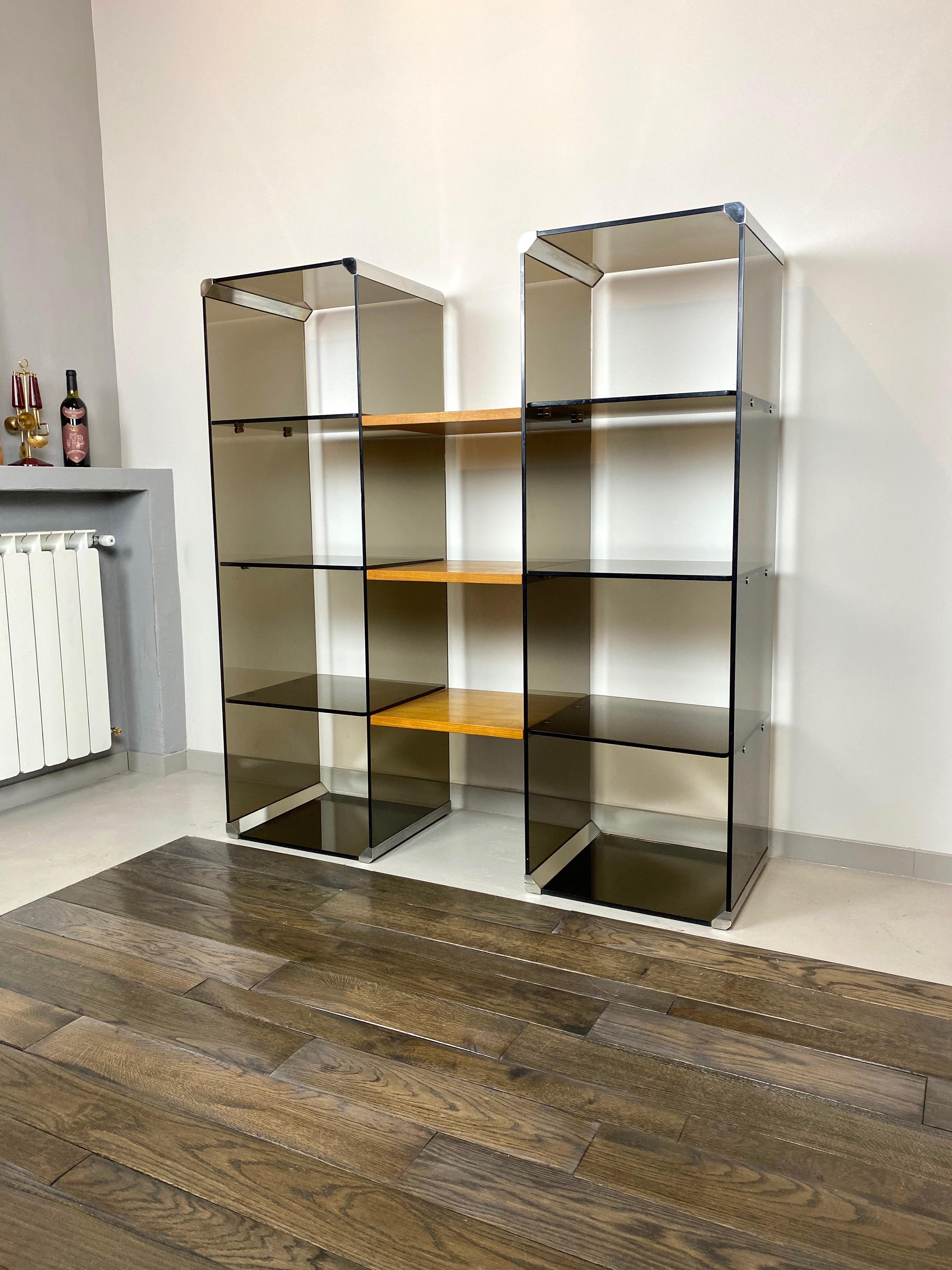 Bookshelf étagère cabinet by Gallotti & Radice, featuring chrome borders and two smoked glass columns with shelves linked together by wooden shelves. Italy, circa 1970.
The bottom shelves are mirrors, which, as the photos show, present some sign of