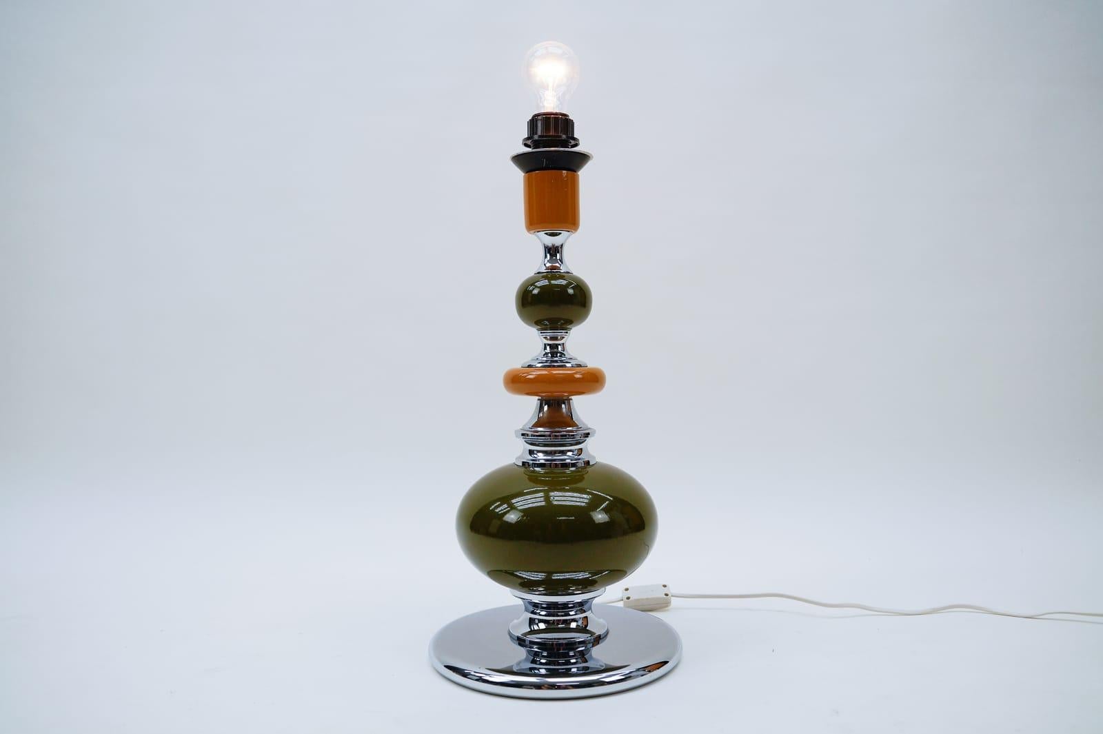 The lamp is offered without the lampshade.

The lamps is executed with E27 Edison screw fit bulb. It is in working condition. It runs both on 110 / 230 volt.
     