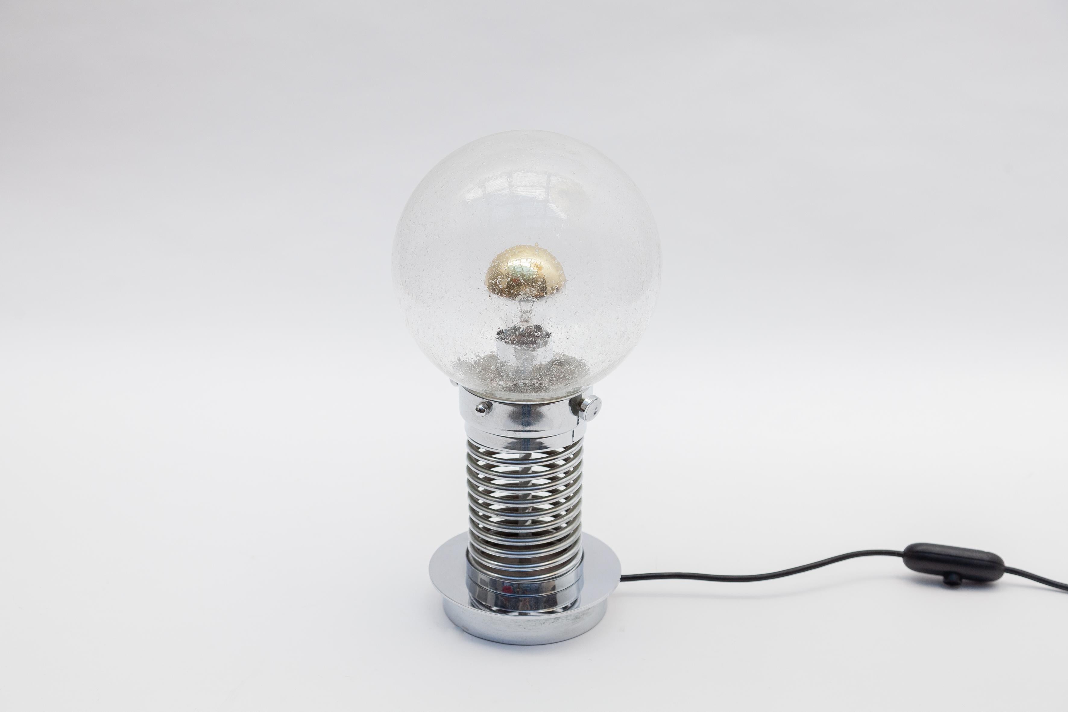 Allemand Lampes de bureau globe en verre transparent en spirale et chrome, années 1970, Allemagne en vente