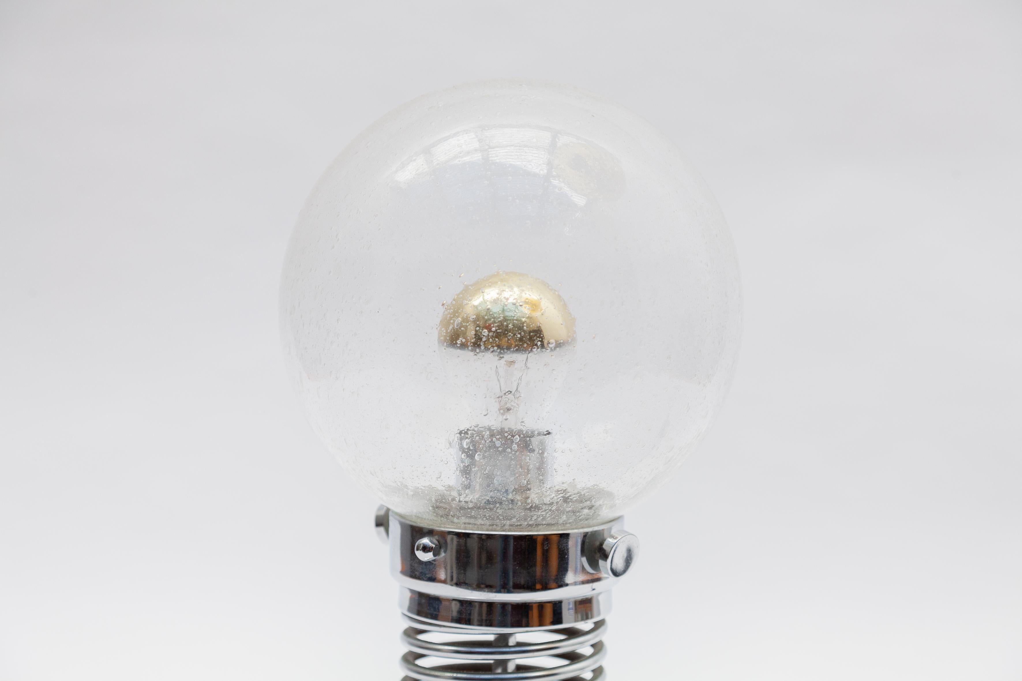 Fait main Lampes de bureau globe en verre transparent en spirale et chrome, années 1970, Allemagne en vente