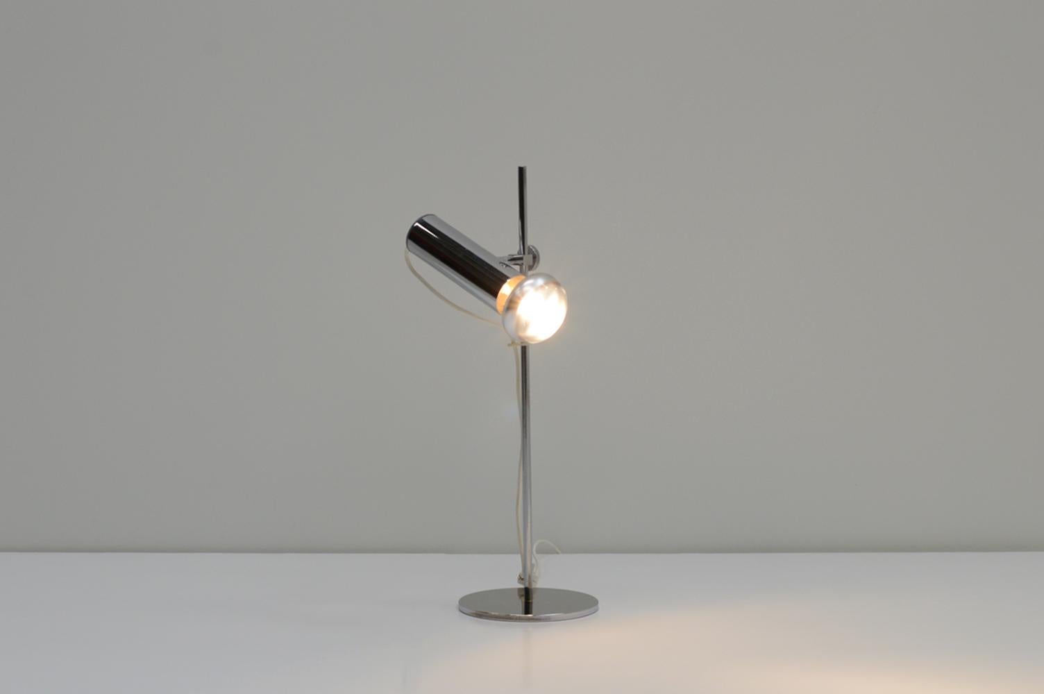 Chrome spot desk lamp, Europe 1970s. High quality lamp. Adjustable in height and the spot can be positioned in all directions. wear on the base plate. In good vintage condition. 

