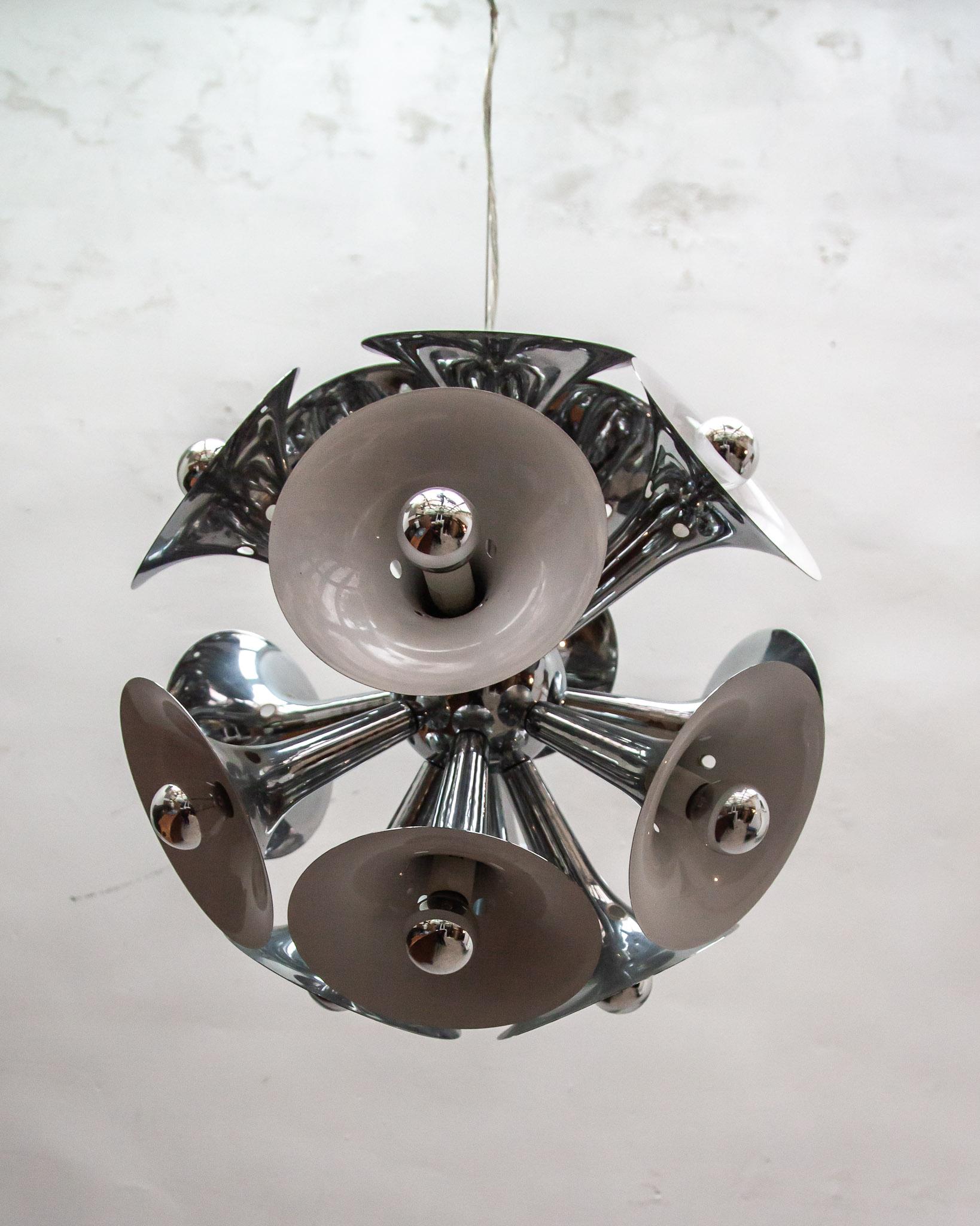 Sputnik Trompeten-Kronleuchter aus Chrom, Modell Dandelion, Italien (Metall) im Angebot
