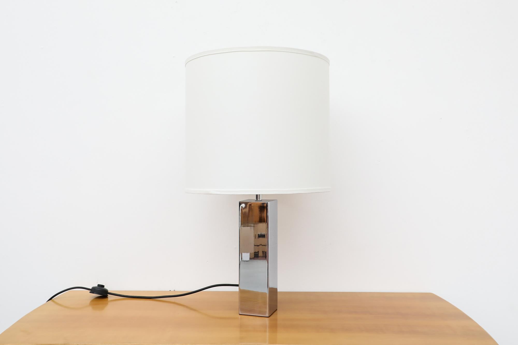 Superbe lampe de table du milieu du siècle conçue par Goffredo Reggiani pour Reggiani. Base de colonne carrée en chrome poli avec deux prises de courant offrant deux niveaux d'éclairage et une illumination bien équilibrée. Lampe de table moderniste
