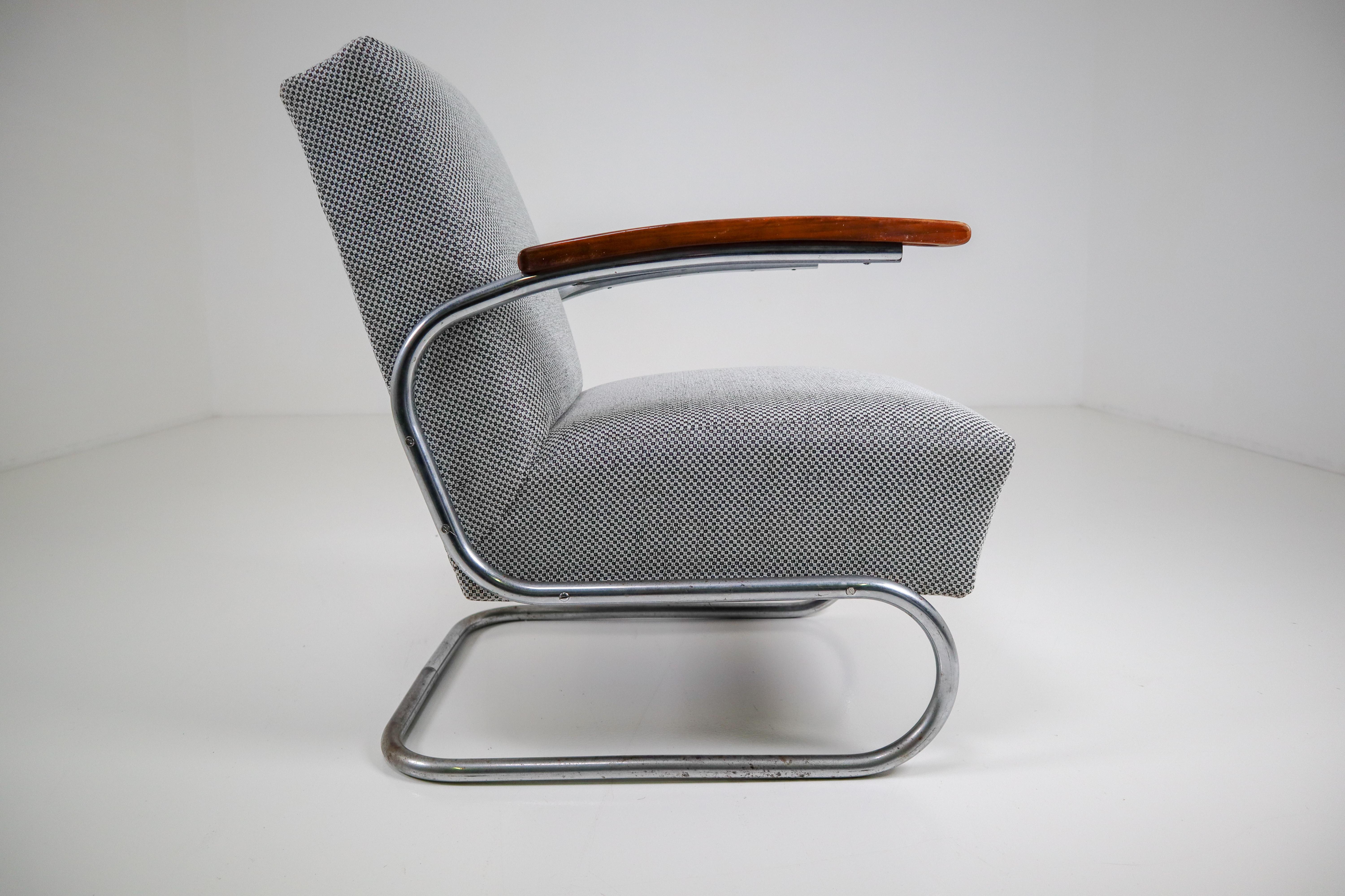 Model S411 armchairs by Thonet circa 1930s midcentury Bauhaus period. These cantilever armchairs are typical for the German and Eastern Europe Bauhaus era. These armchairs has a tubular steel frame and is
Re-upholstered with a grey fabric. The