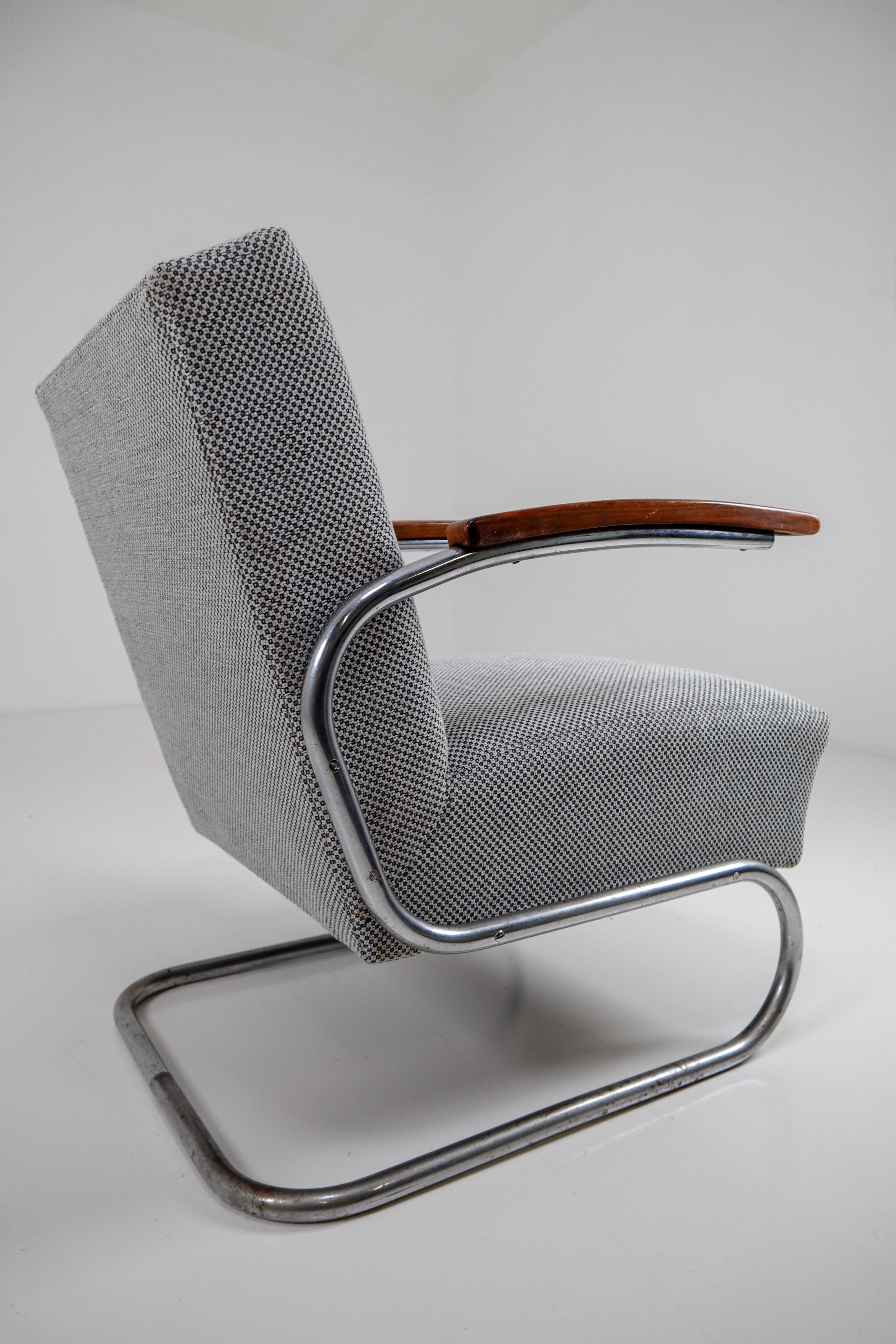 Chrome Steel Armchair by Thonet circa 1930s Midcentury Bauhaus Period im Zustand „Gut“ in Almelo, NL