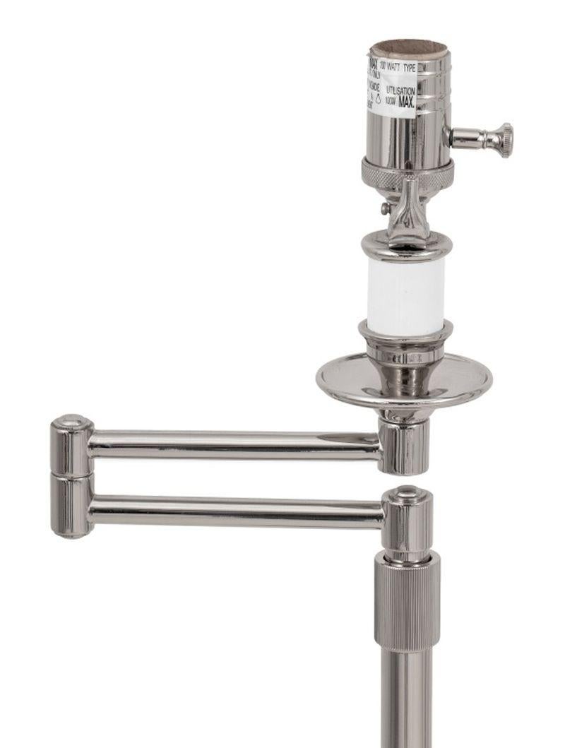 Coppia di lampade da terra a braccio oscillante cromate, ciascuna con braccio snodato su base a tromba. Completamente esteso: 45