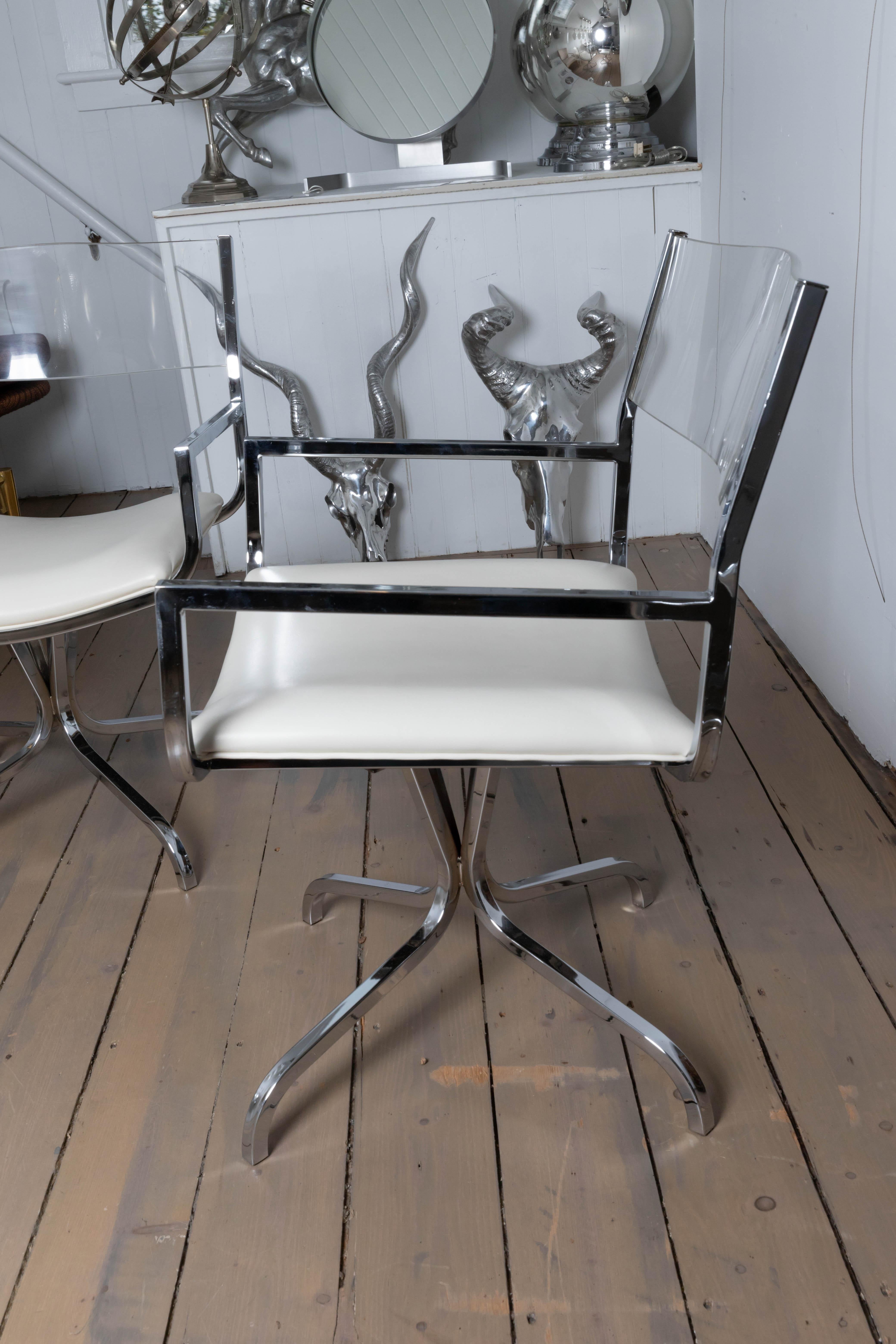 Verchromter Drehsessel „ Single“ mit Lucite-Rückenlehne und gepolstertem Ledersitz im Zustand „Gut“ im Angebot in Bridgehampton, NY