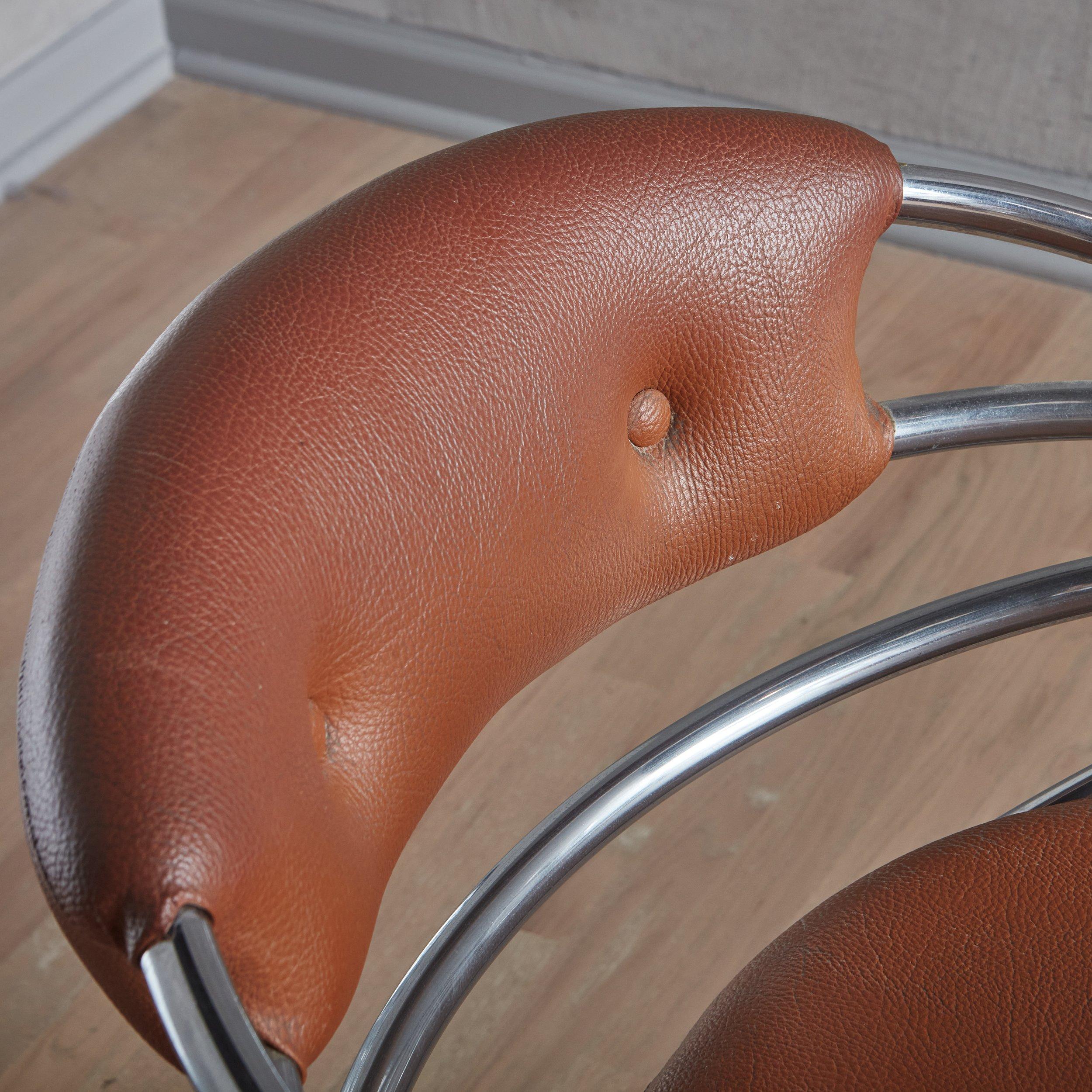 Chaise de bureau chromée pivotante en cuir Brown, Italie années 1960 - 2 Disponibles en vente 1
