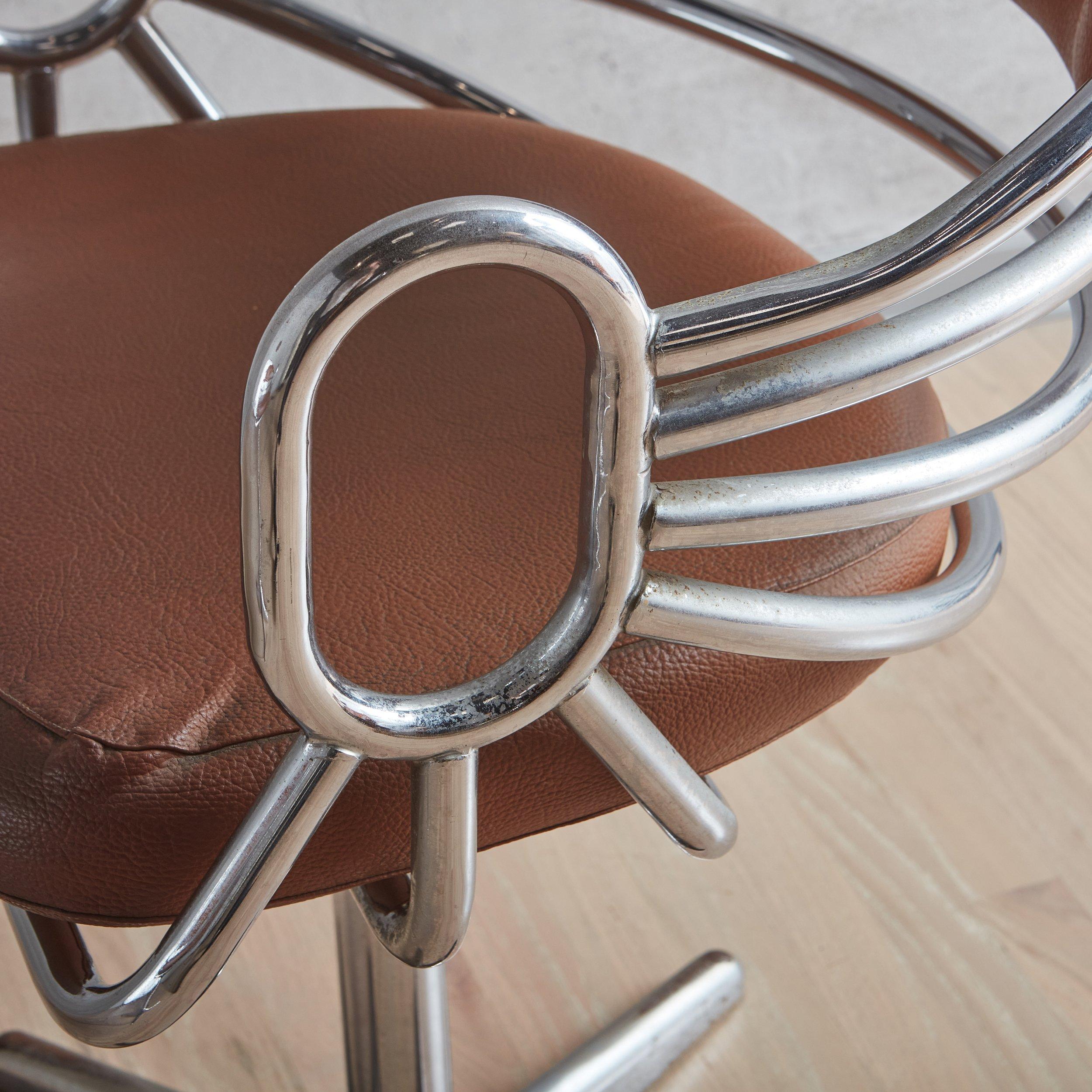 Chaise de bureau chromée pivotante en cuir Brown, Italie années 1960 - 2 Disponibles en vente 2