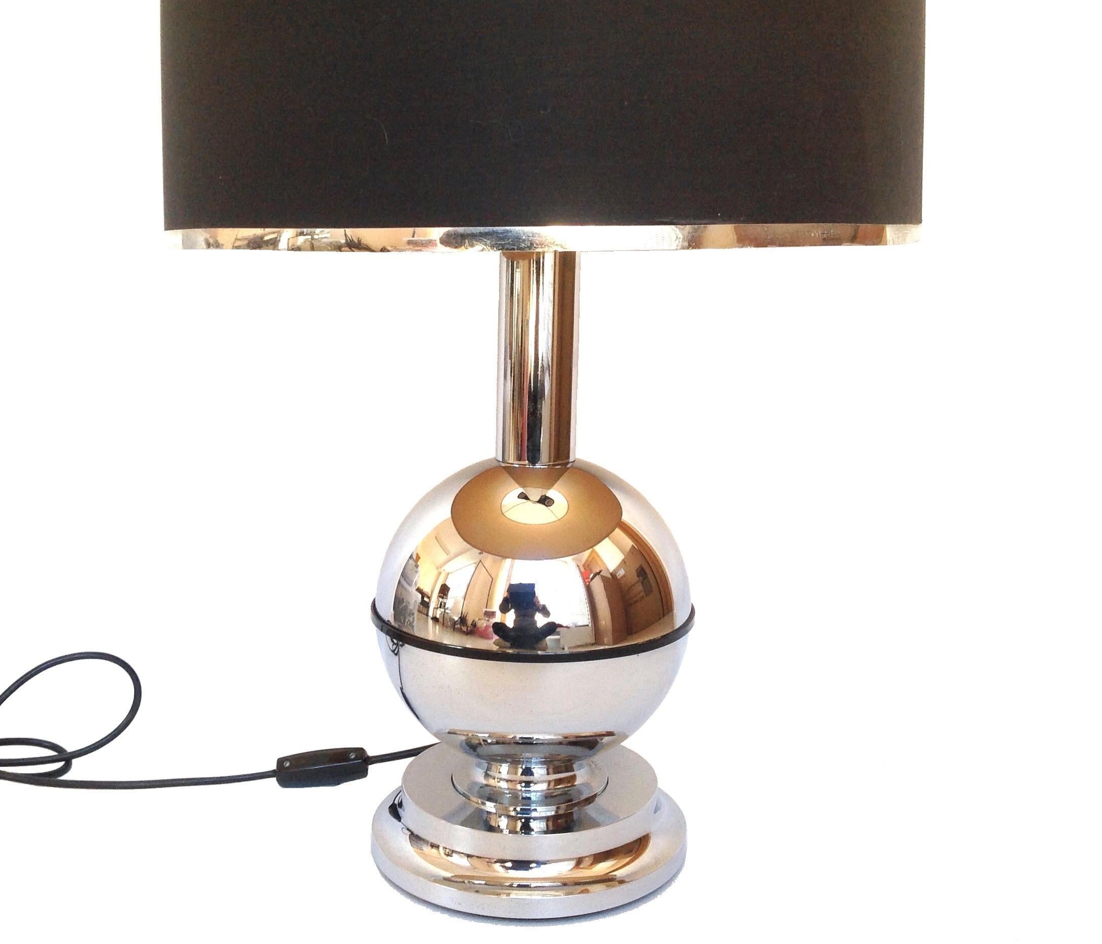Beautiful and unique midcentury individual table lamp from 1970s. This table lamp is made during the 1970s in Barcelona by “BD Lumica”.
This piece has embedded at the bottom the brand “BD Lumica”.
This table lamp is equipped with 3-light socket