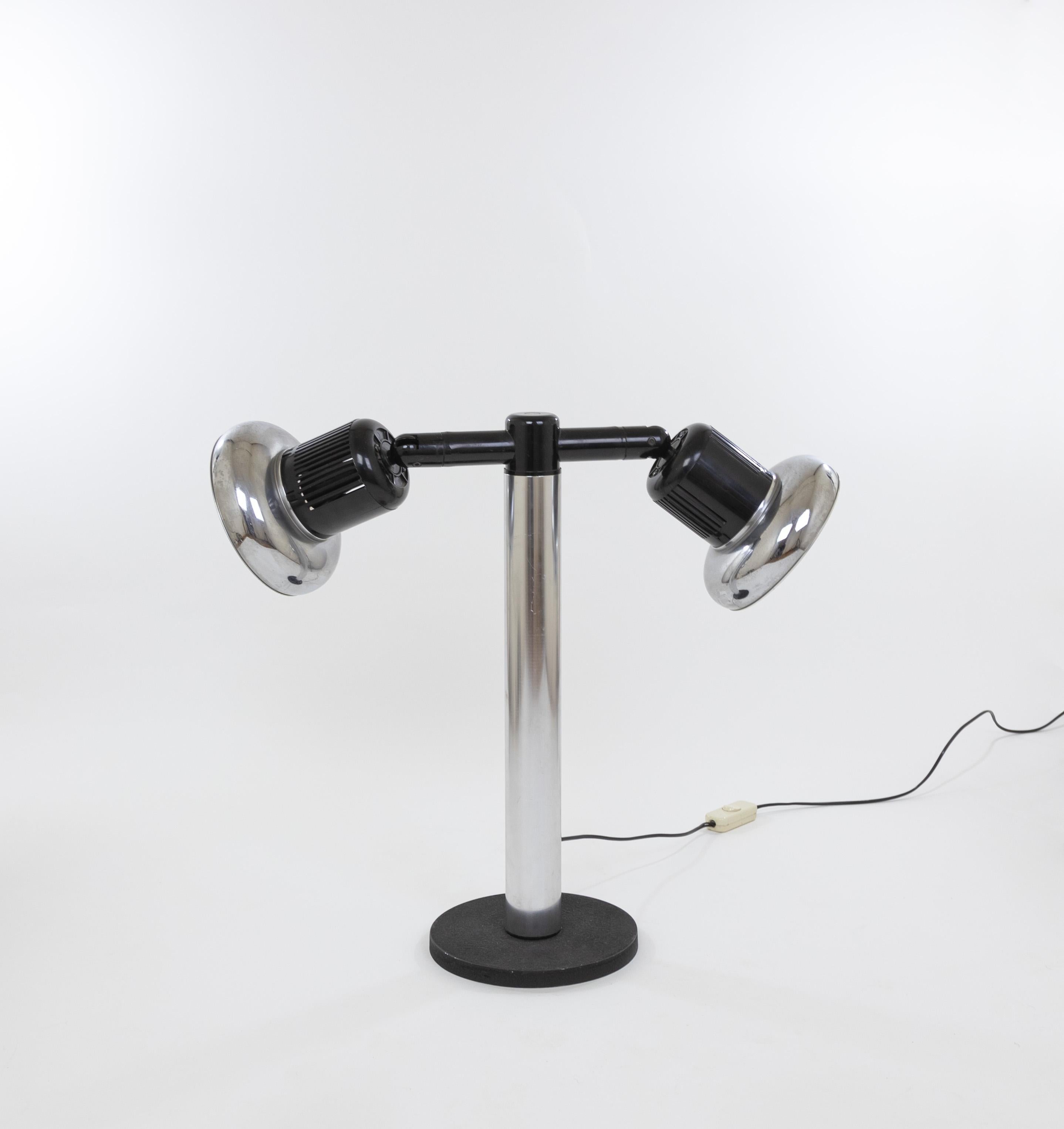 Lampada da tavolo cromata n. 6713 disegnata da Gae Aulenti & Livio Castiglioni e prodotta da Stilnovo negli anni Settanta.

In un catalogo Stilnovo degli anni '70 questa lampada aveva la seguente descrizione: 
