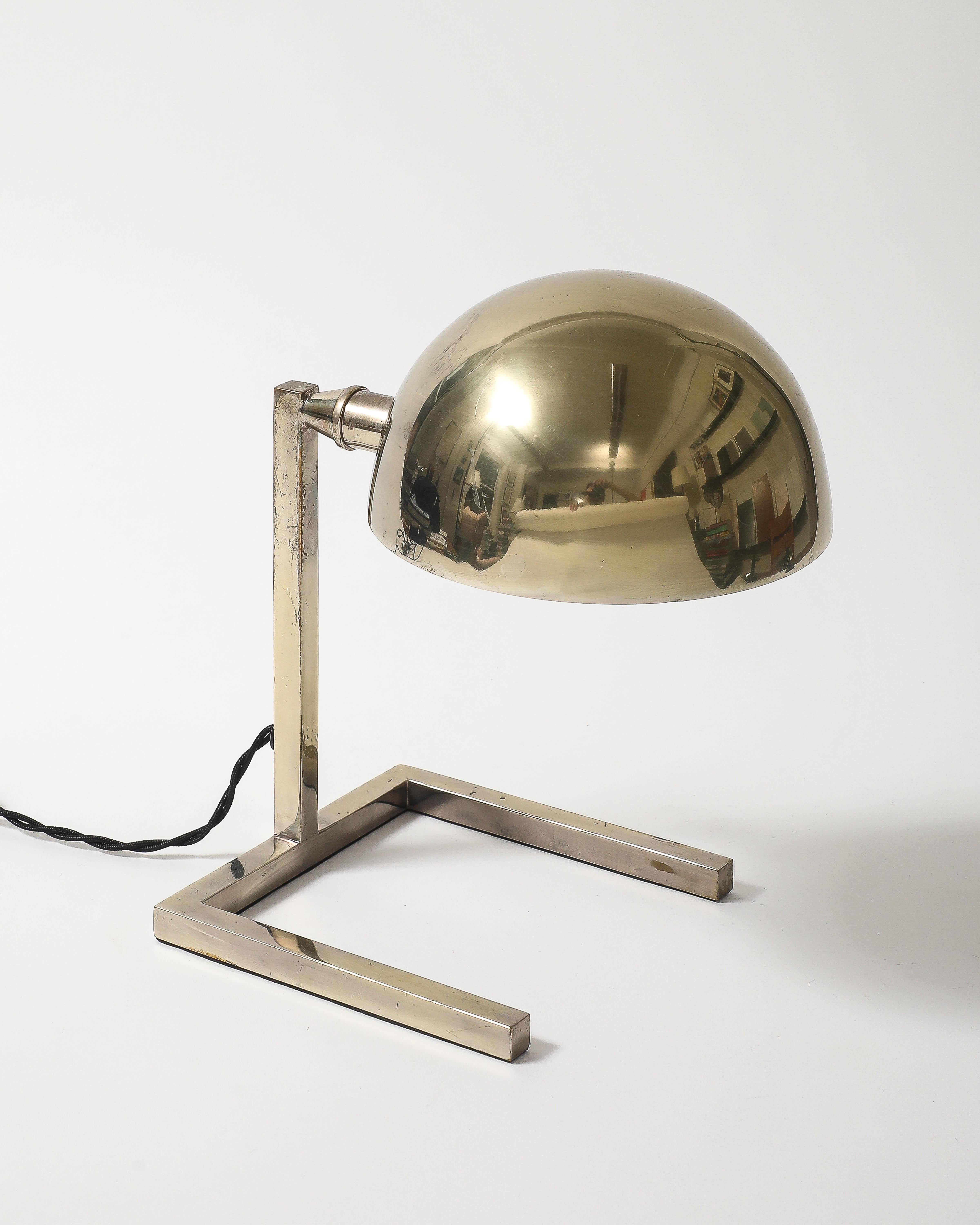 Lámpara de mesa cromada a la manera de Jacques Adnet, Italia, S. XX
Recién recableada para electricidad estadounidense con un cable de seda de 2,5 m.