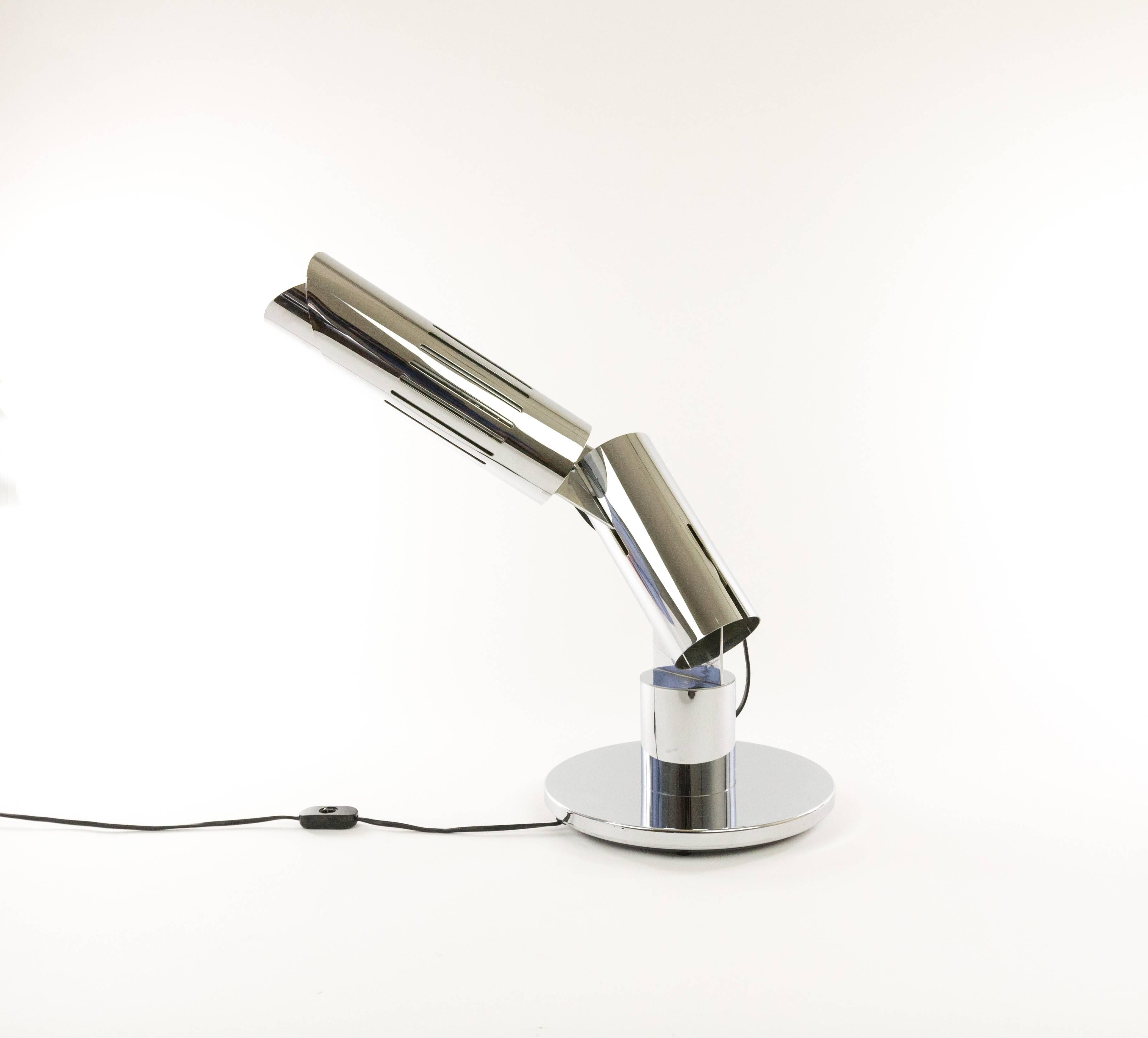 Chrome table lamp, model Cobra, designed by Gabriele D'ali in 1968 and produced by Francesconi.

This striking table lamp can be directed in every direction as the different chrome parts are connected by metal hinges. The rather heavy floor plate