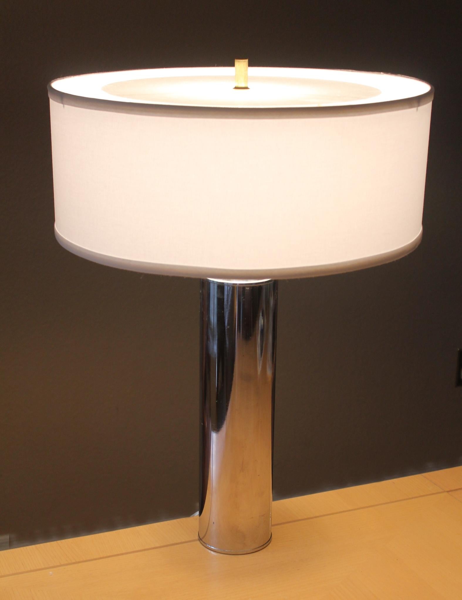 FABULOUS!

CHROME TABLE LAMP
PERSPEX DIFFUSER AND LINEN SHADE
IN THE STYLE OF KARL SPRINGER, CIRCA 1960s

Dimensions: Approximately 25