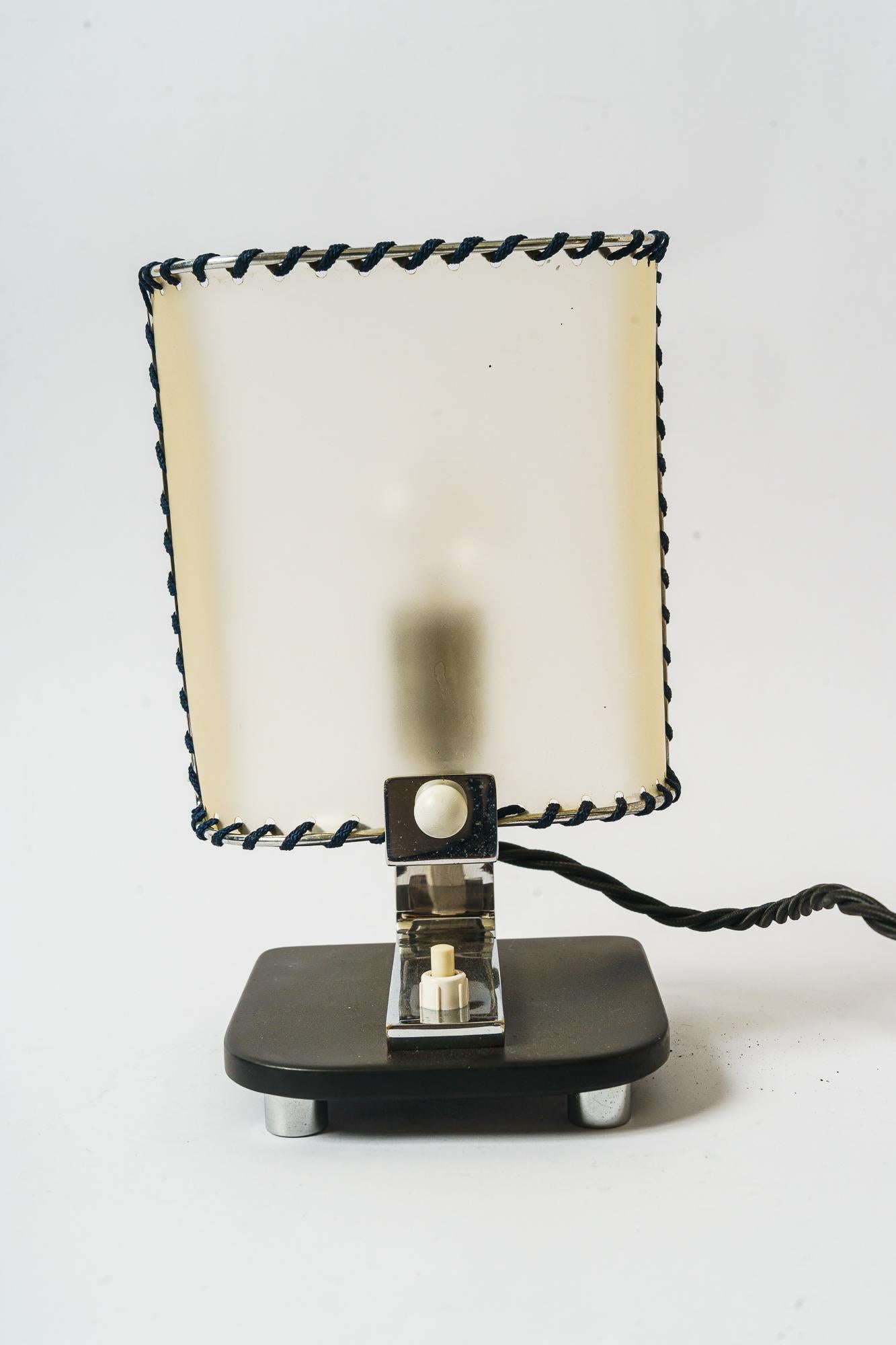 Verchromte Tischlampe Vienna aus den 1920er Jahren (Österreichisch) im Angebot