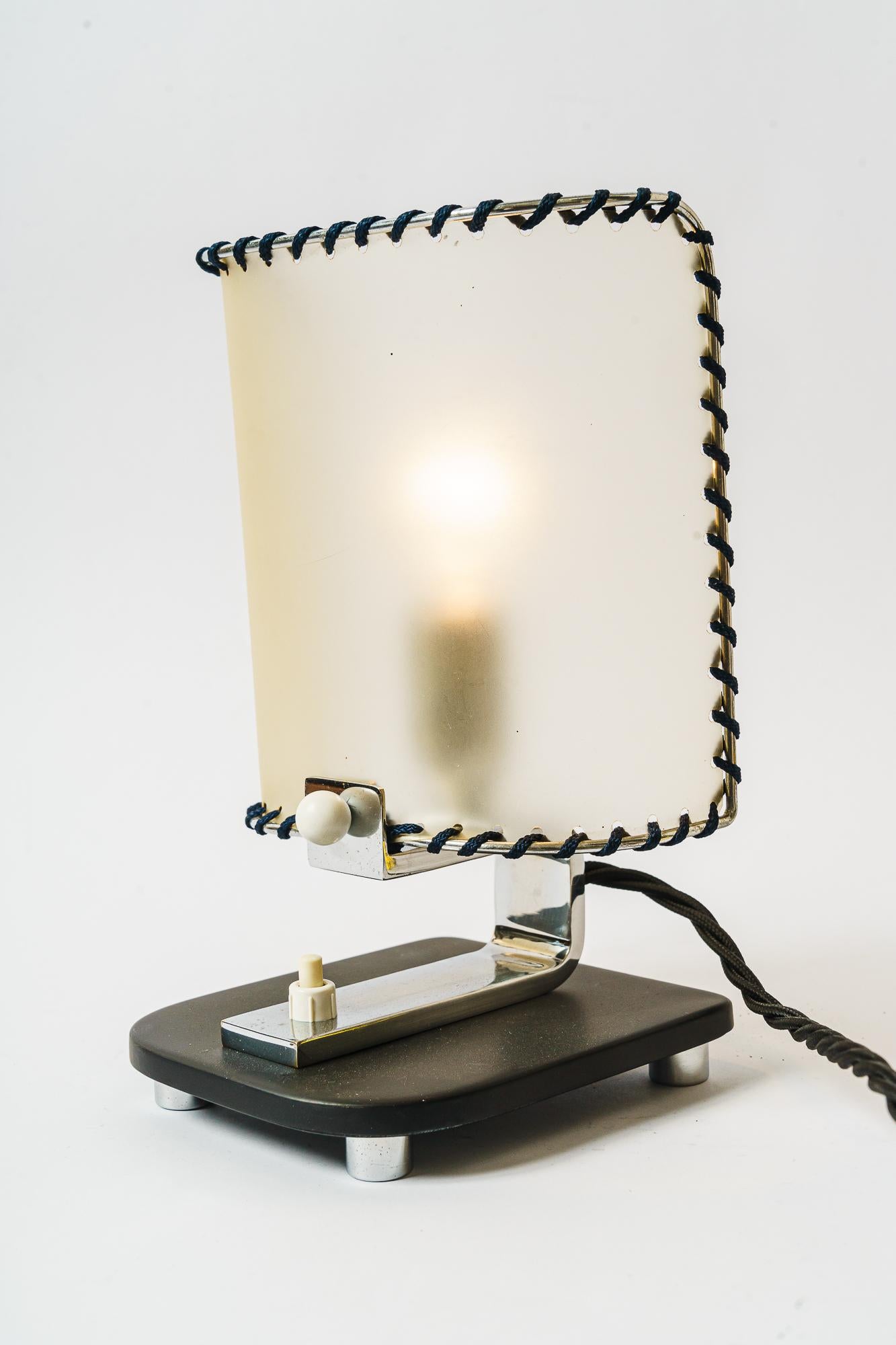 Verchromte Tischlampe Vienna aus den 1920er Jahren (Frühes 20. Jahrhundert) im Angebot