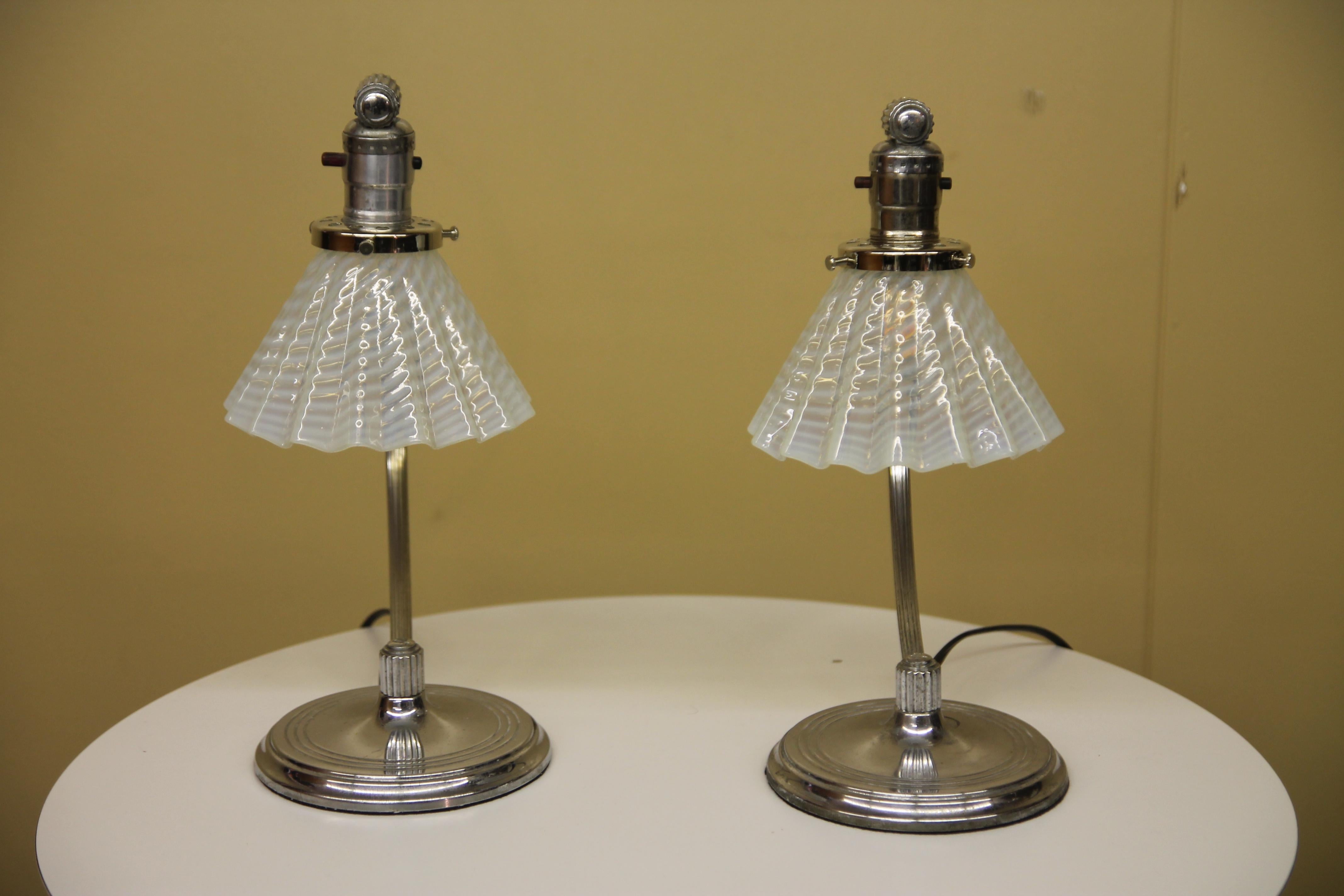 Merveilleuse paire de lampes par la Chase avec abat-jour en verre vaseline vintage. Les lampes ont été recâblées et sont superbes avec ou sans lumière.
 