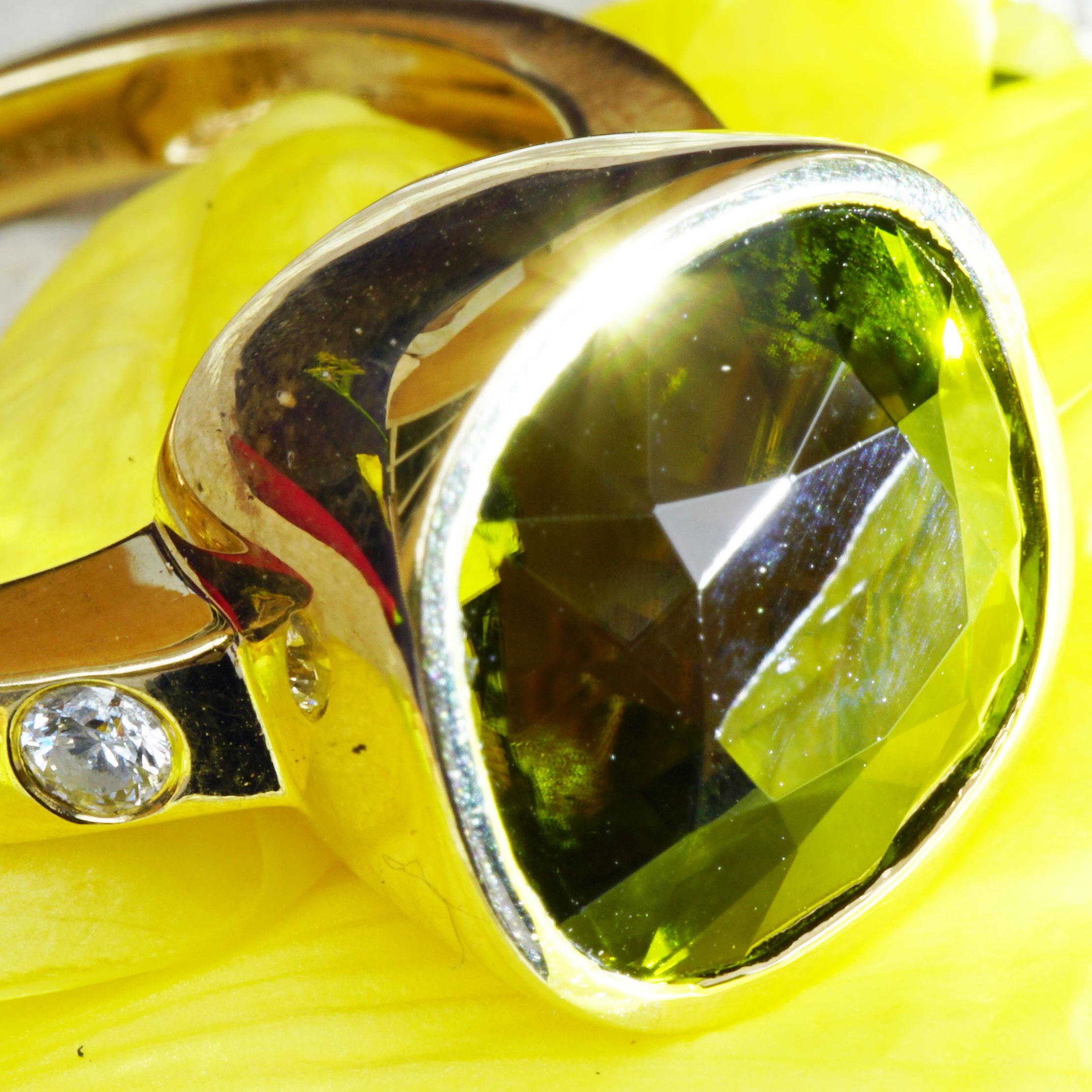 Bague brillante en or 18 carats de couleur exceptionnelle jaune-vert en vente 4