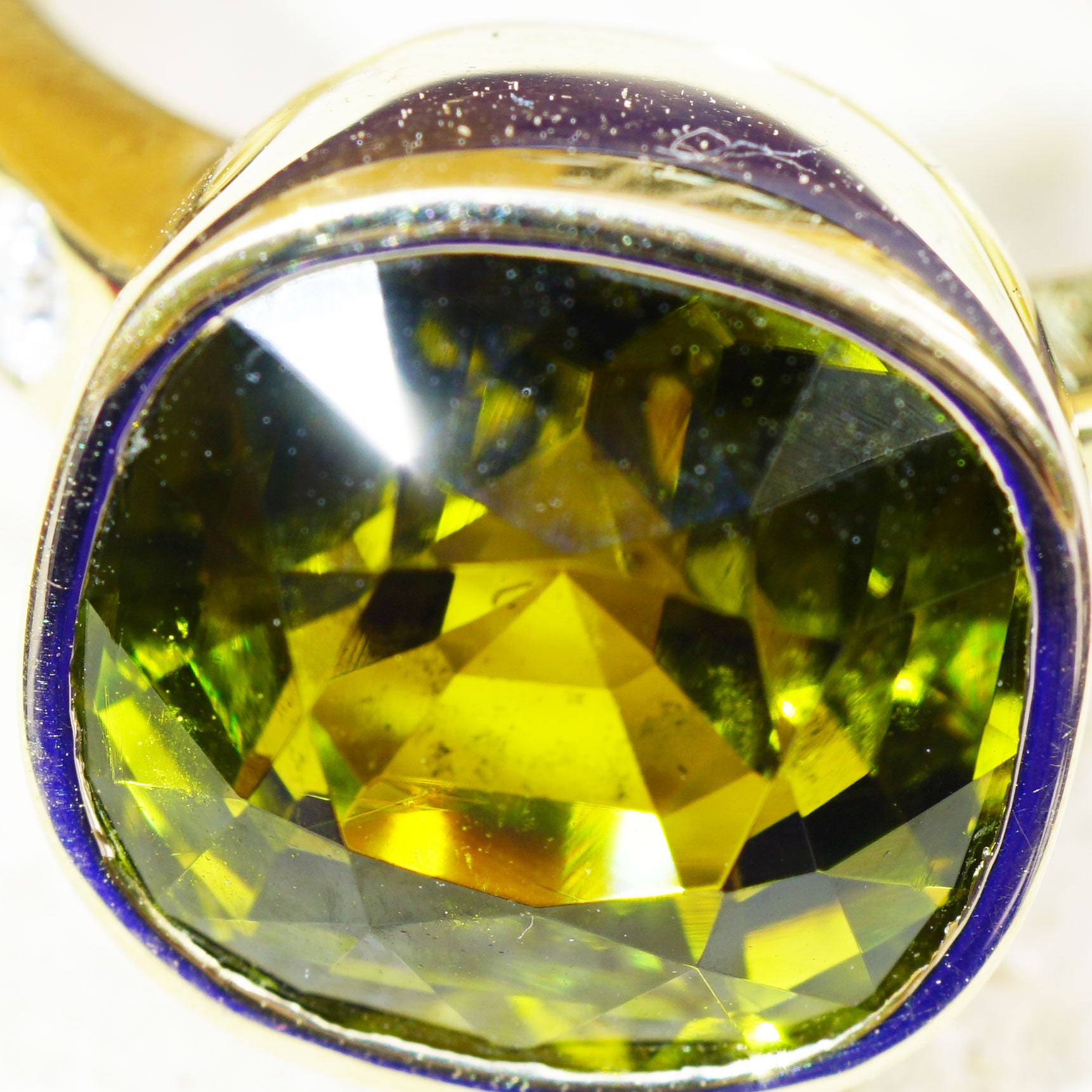 ...ein grandioser Gelbton, gepunzt mit dem Schmuckzicke-Logo, dieser Ring wird ein besonderer Freund sein, ein seltener Chromturmalin in der außergewöhnlichen gelb-grünlichen Farbe mit Gemmologen-Zertifikat, aus Afrika, ca. 8,37 ct, ca. 12,08 x
