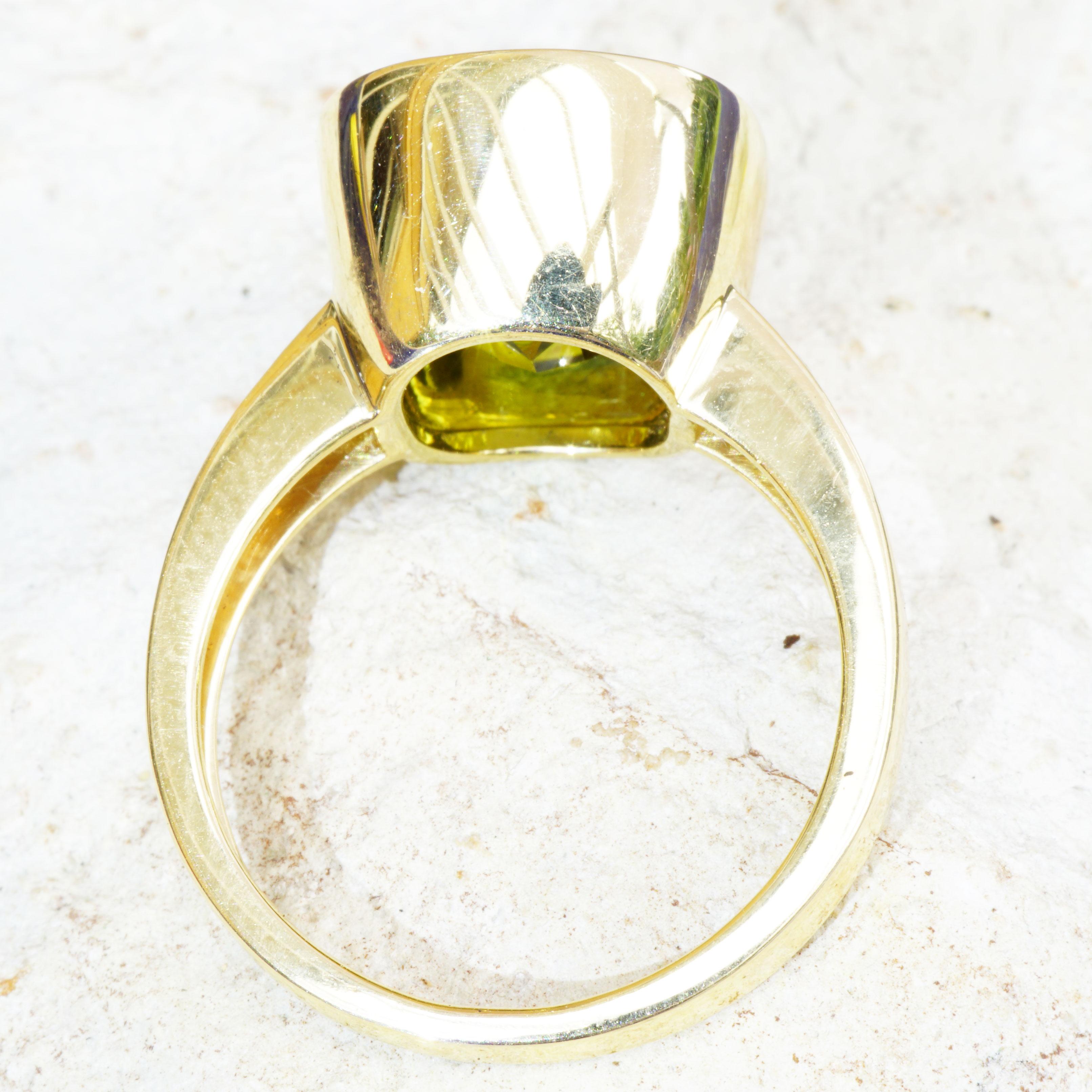 Modern Chrome Tourmaline Brilliant Ring Exceptional Color 18kt Gold Yellow-Greenish For Sale