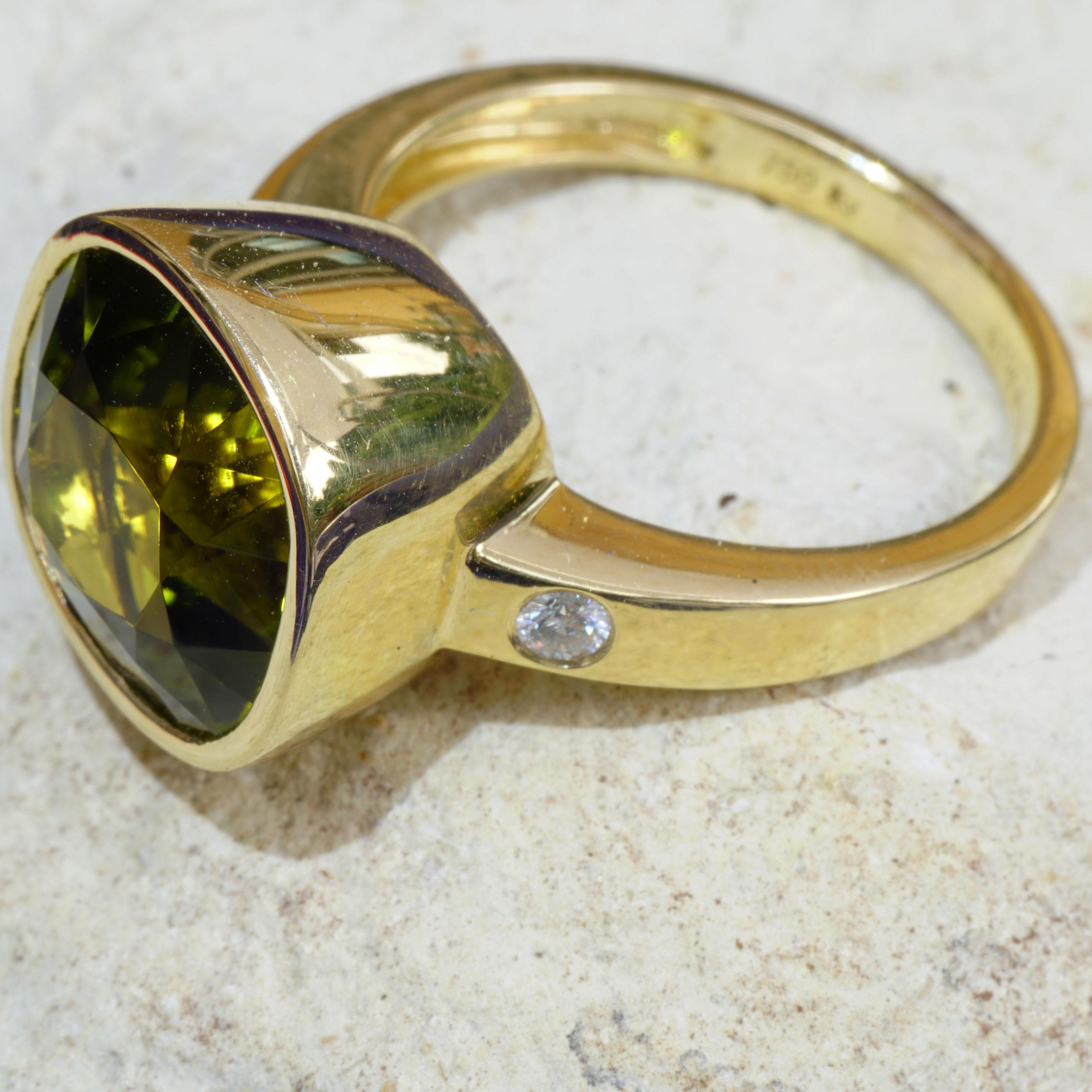 Brilliant Cut Chrome Tourmaline Brilliant Ring Exceptional Color 18kt Gold Yellow-Greenish For Sale