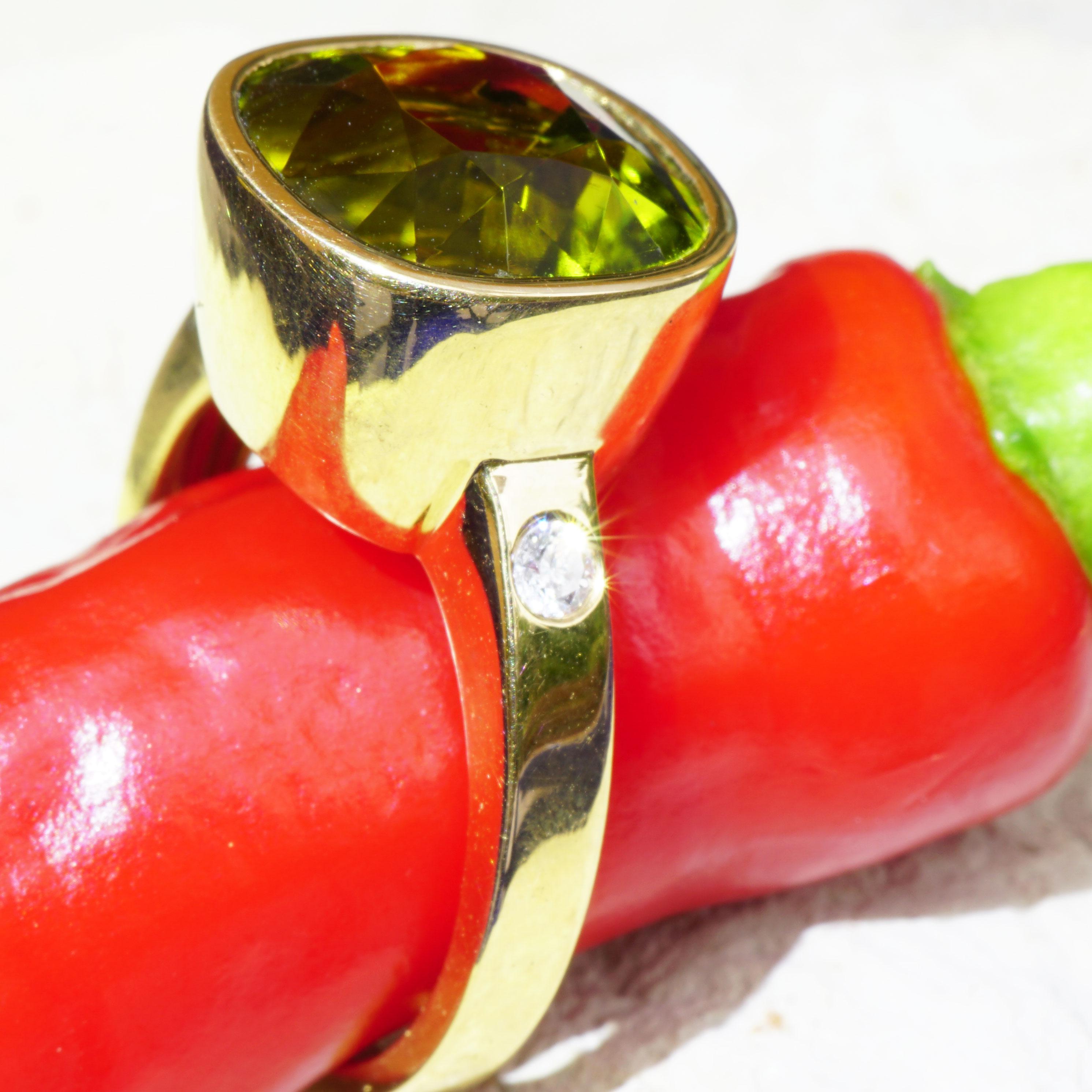 Chrom Turmalin Brillant Ring Außergewöhnliche Farbe 18kt Gold Gelb-Grünlich für Damen oder Herren im Angebot