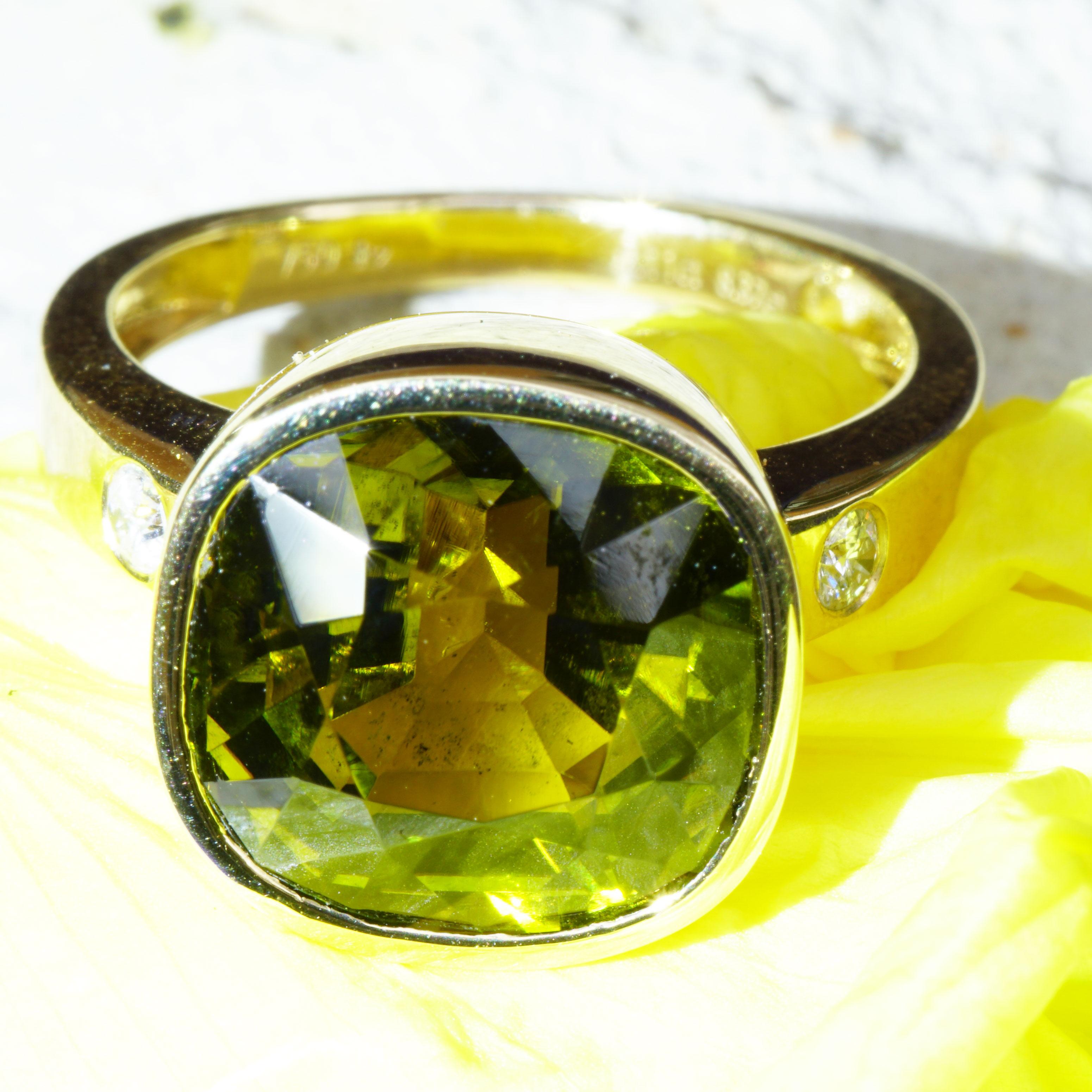 Chrome Tourmaline Brilliant Ring Exceptional Color 18kt Gold Yellow-Greenish For Sale 3