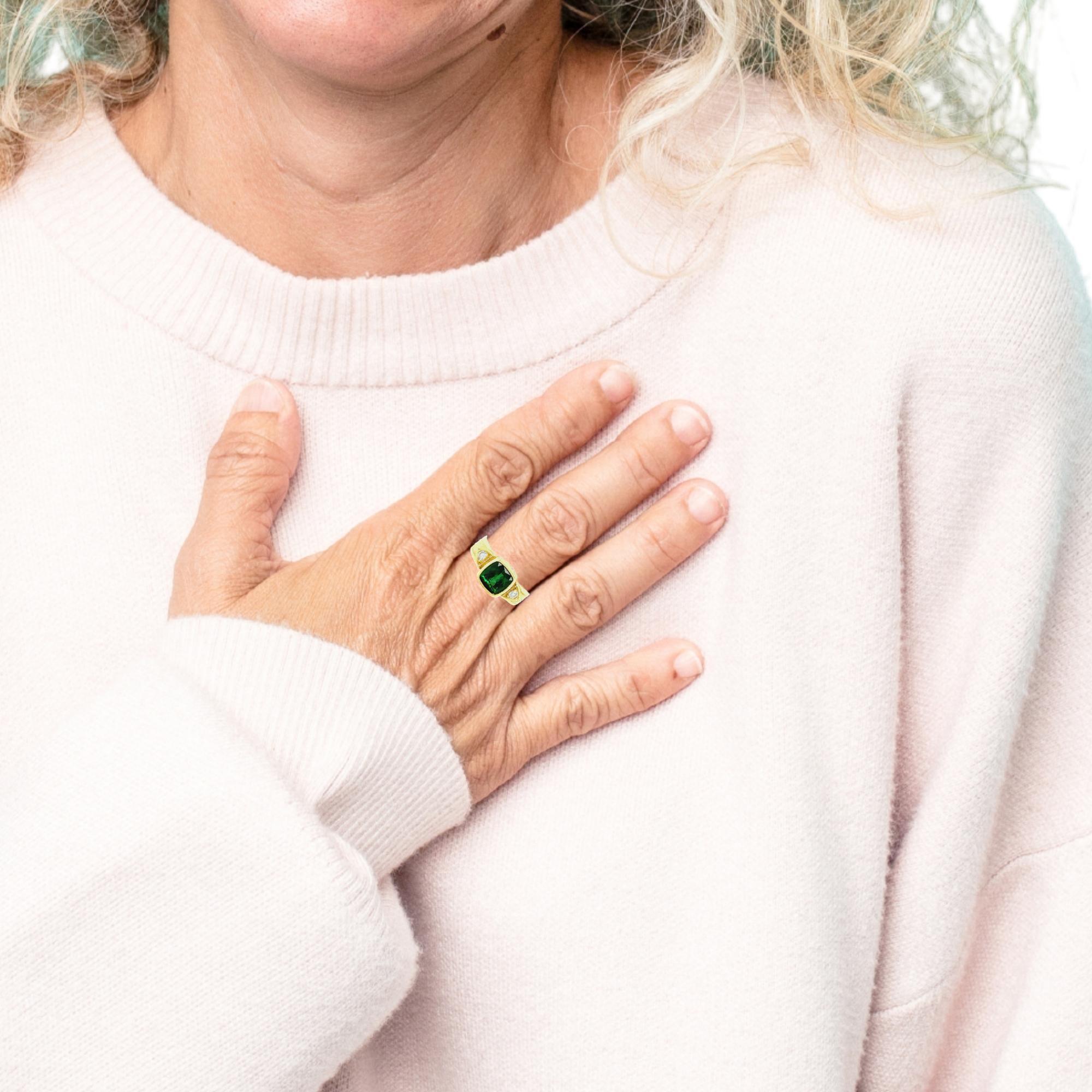 Bague jonc en or jaune gravée à la main avec tourmaline chromée en forme de coussin et diamants   en vente 4