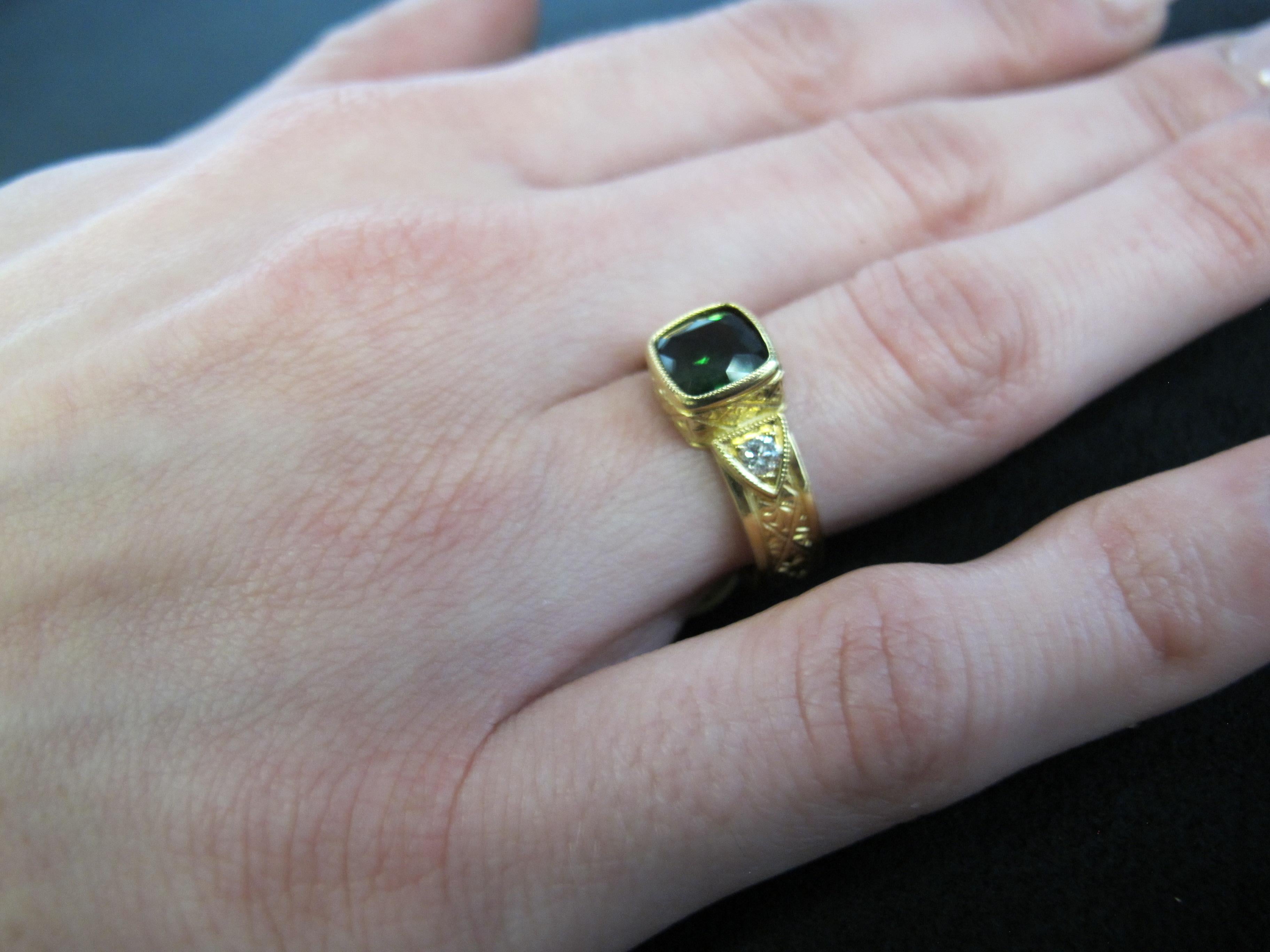Bague jonc en or jaune gravée à la main avec tourmaline chromée en forme de coussin et diamants   en vente 2