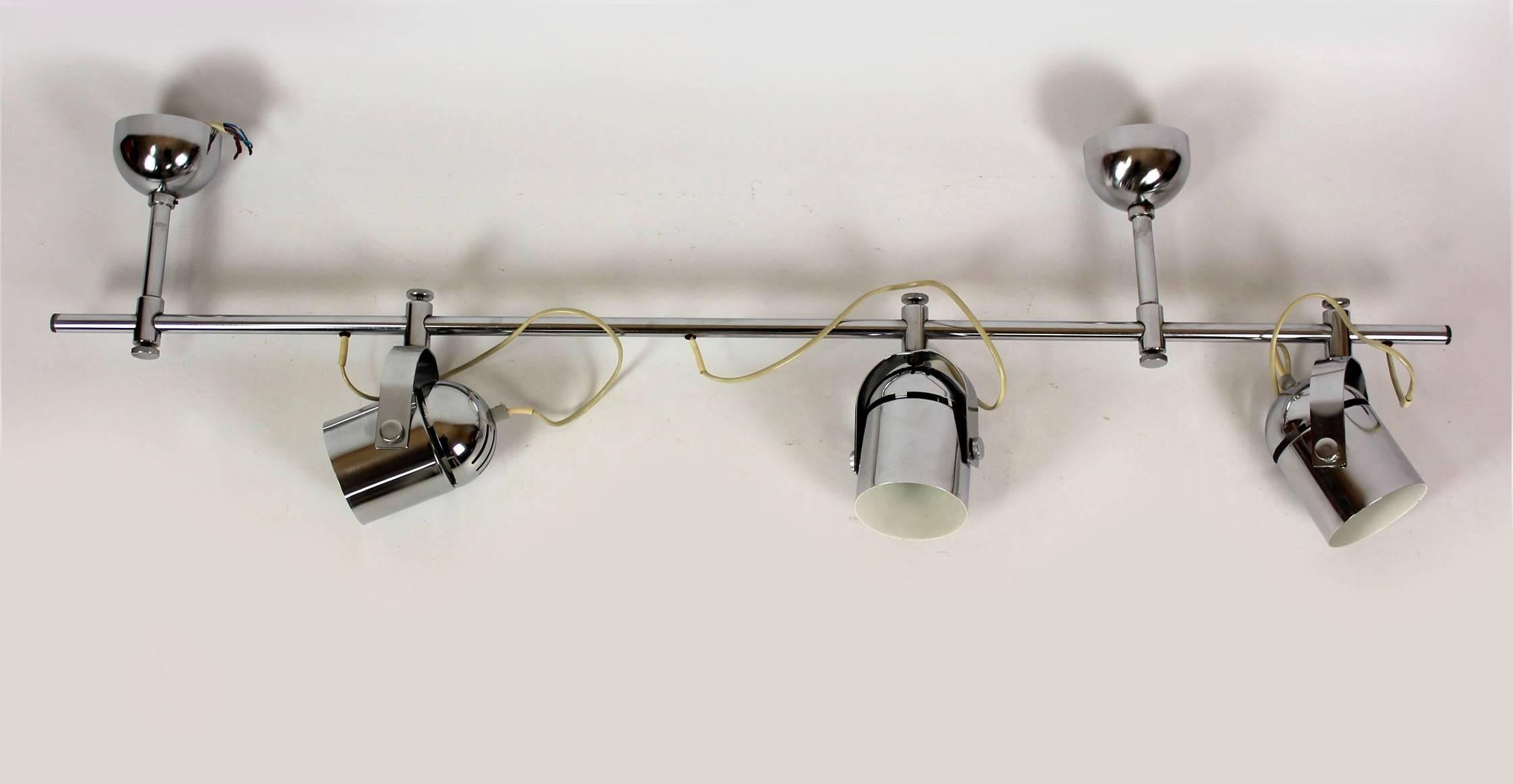 Cette lampe chromée a été conçue par Stanislav Indra, vers 1970. Il peut être monté sur le mur ou comme plafonnier. Il comporte trois abat-jour réglables et nécessite des ampoules à culot E27.