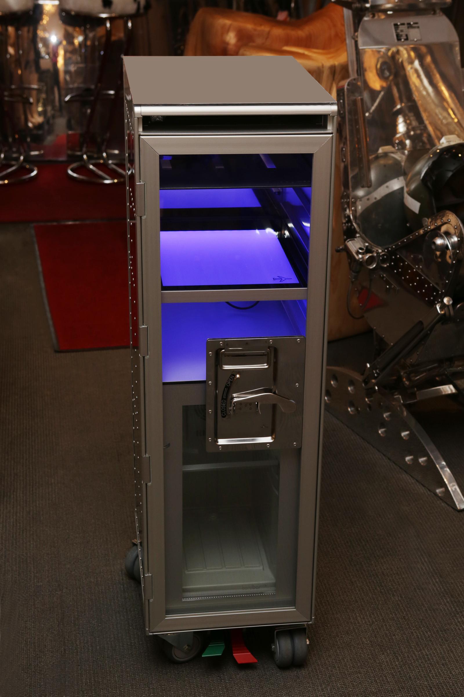 Verchromter Chrom-Trägerwagen-Flugzeug mit Fridge und beleuchtetem Paneel (Aluminium)