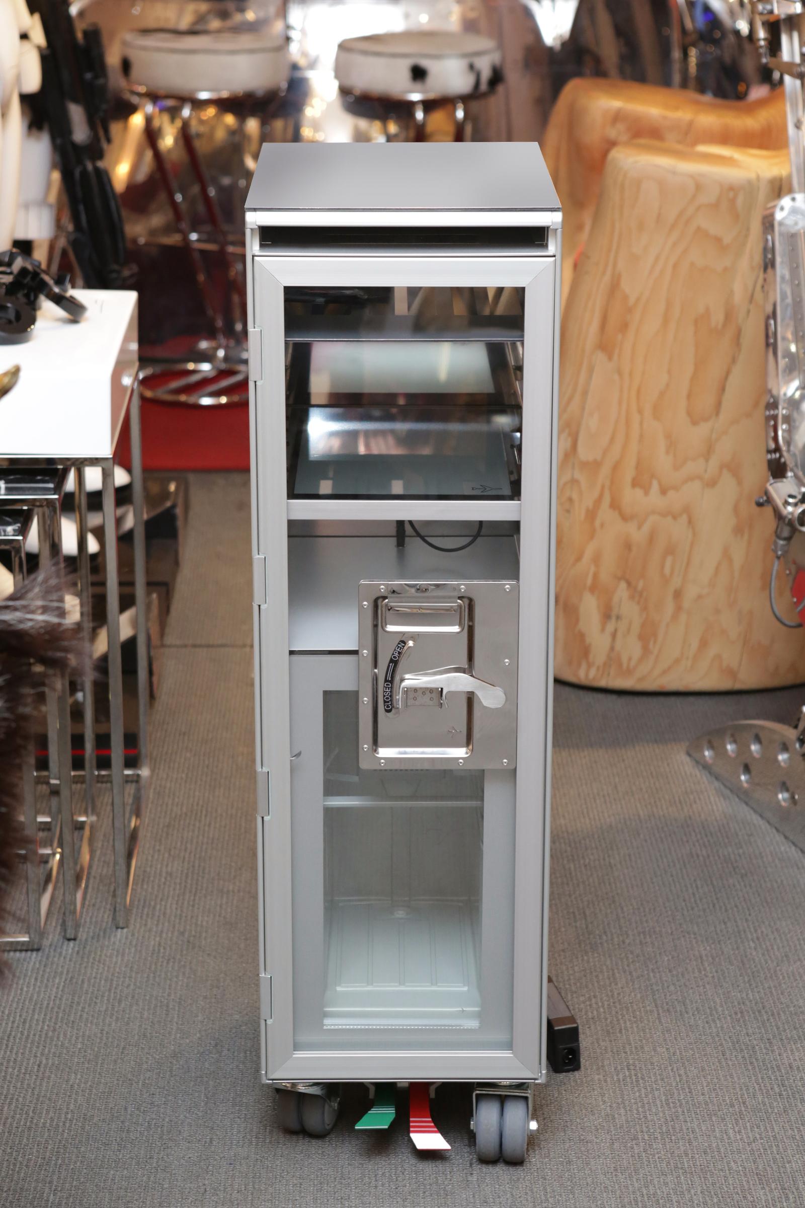 Trolley Chrome Aircraft auf Standards für den Flug.
Hergestellt mit Stahlstruktur aus poliertem, genietetem
Aluminium. Mit Rädern einschließlich einer abschließbaren 
System. Der Trolley enthält einen Kühlschrank und umfasst
im Inneren einer