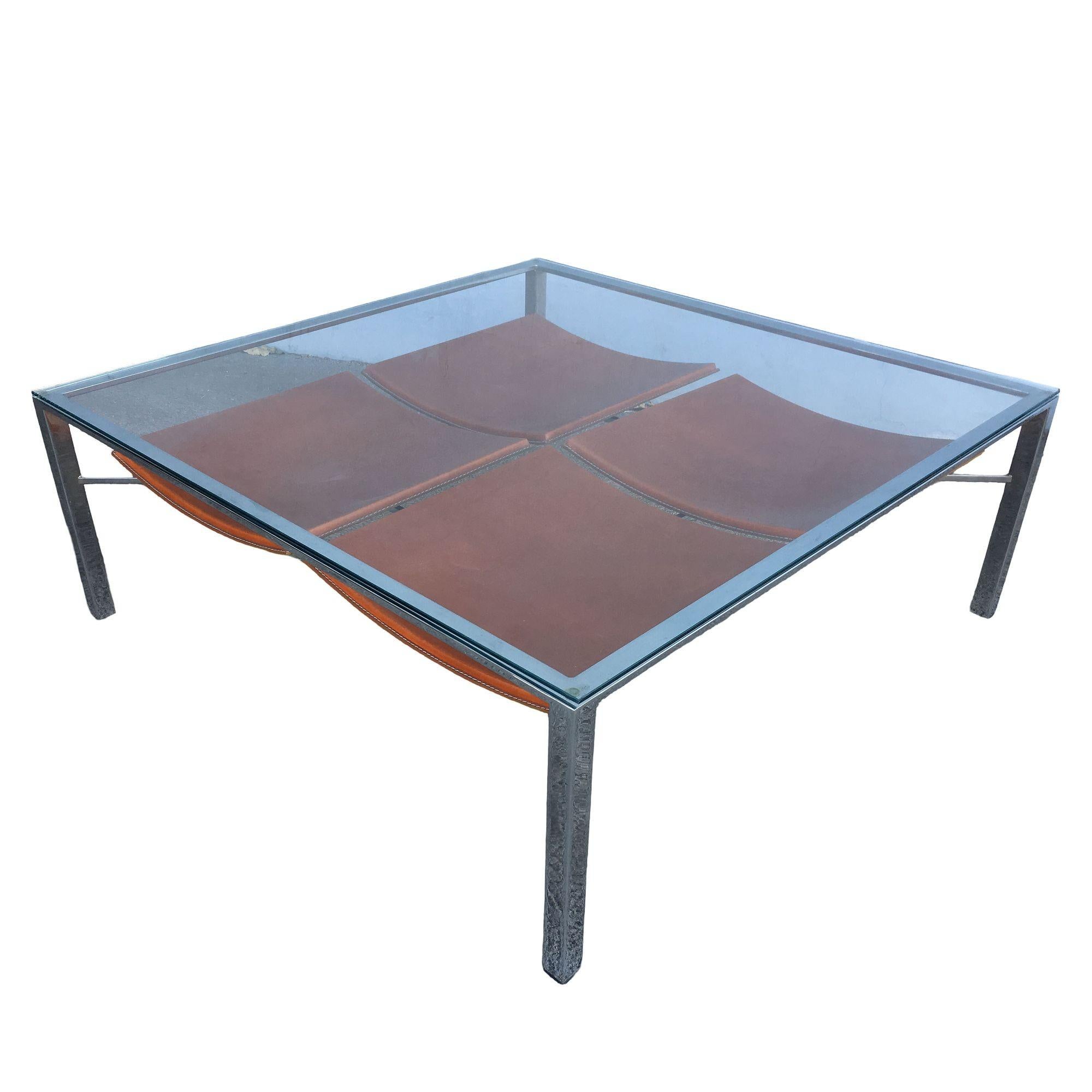 Postmoderne Table basse avec plateau en verre tubulaire chromé et porte-revues gainé de cuir en vente