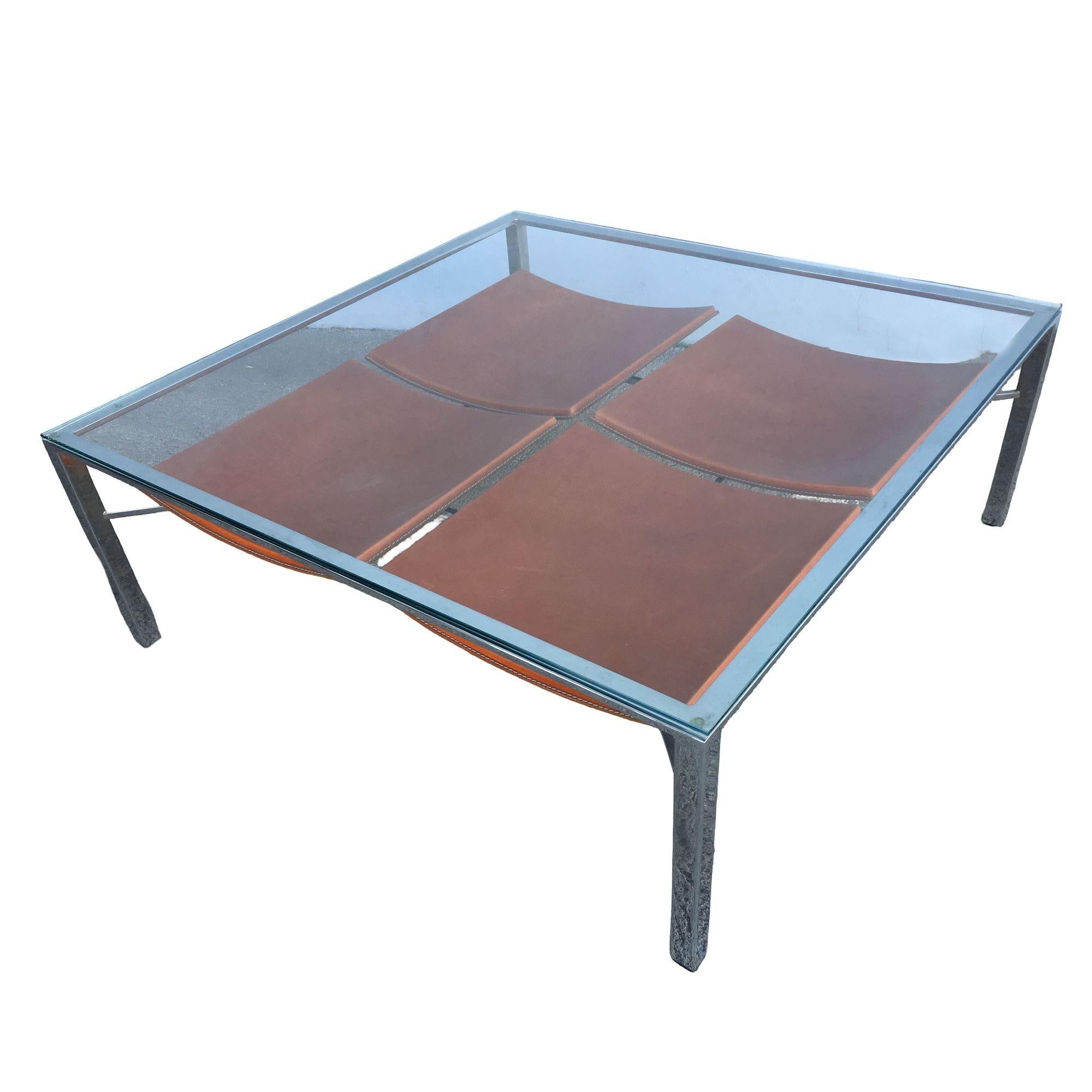 Américain Table basse avec plateau en verre tubulaire chromé et porte-revues gainé de cuir en vente