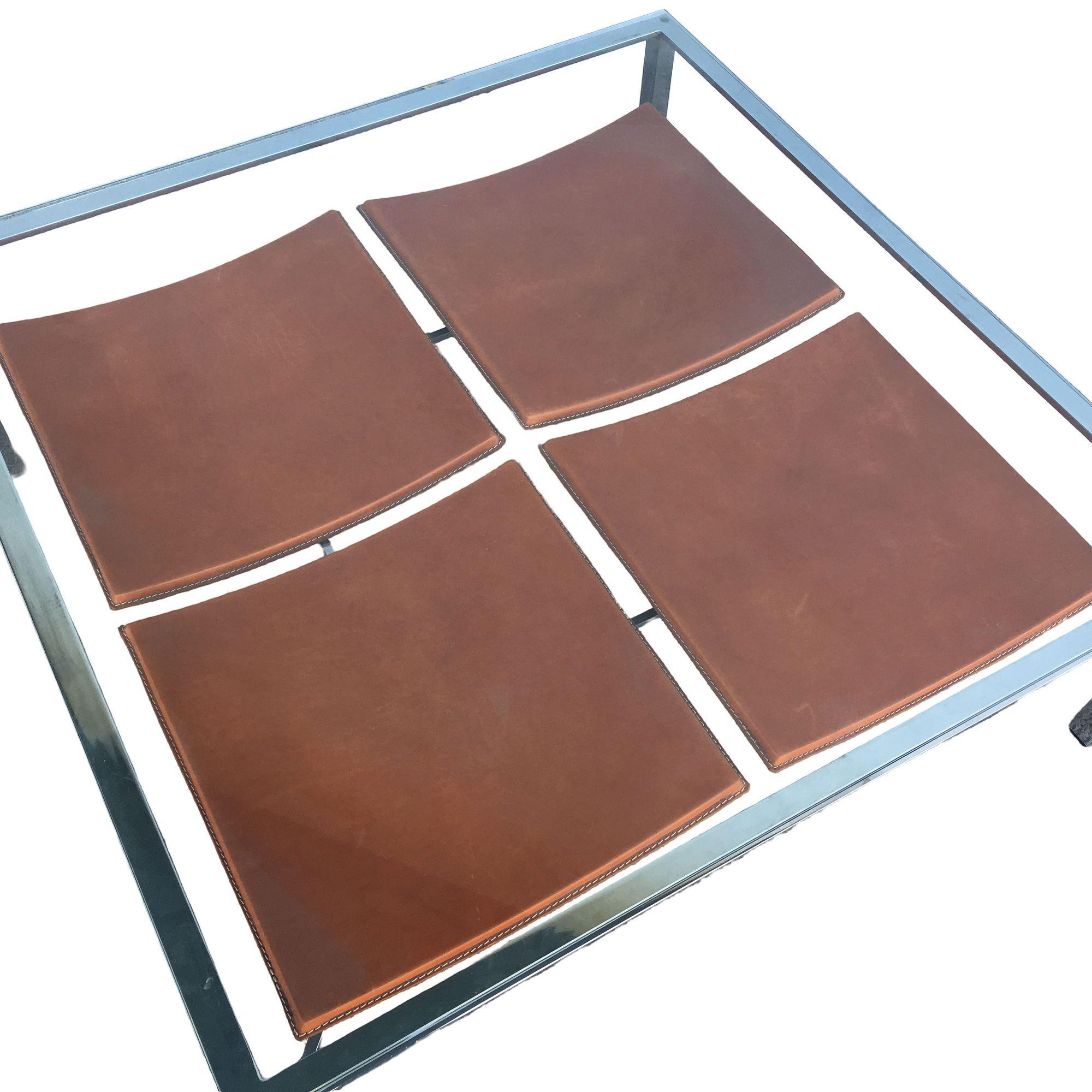 Table basse avec plateau en verre tubulaire chromé et porte-revues gainé de cuir Excellent état - En vente à Van Nuys, CA