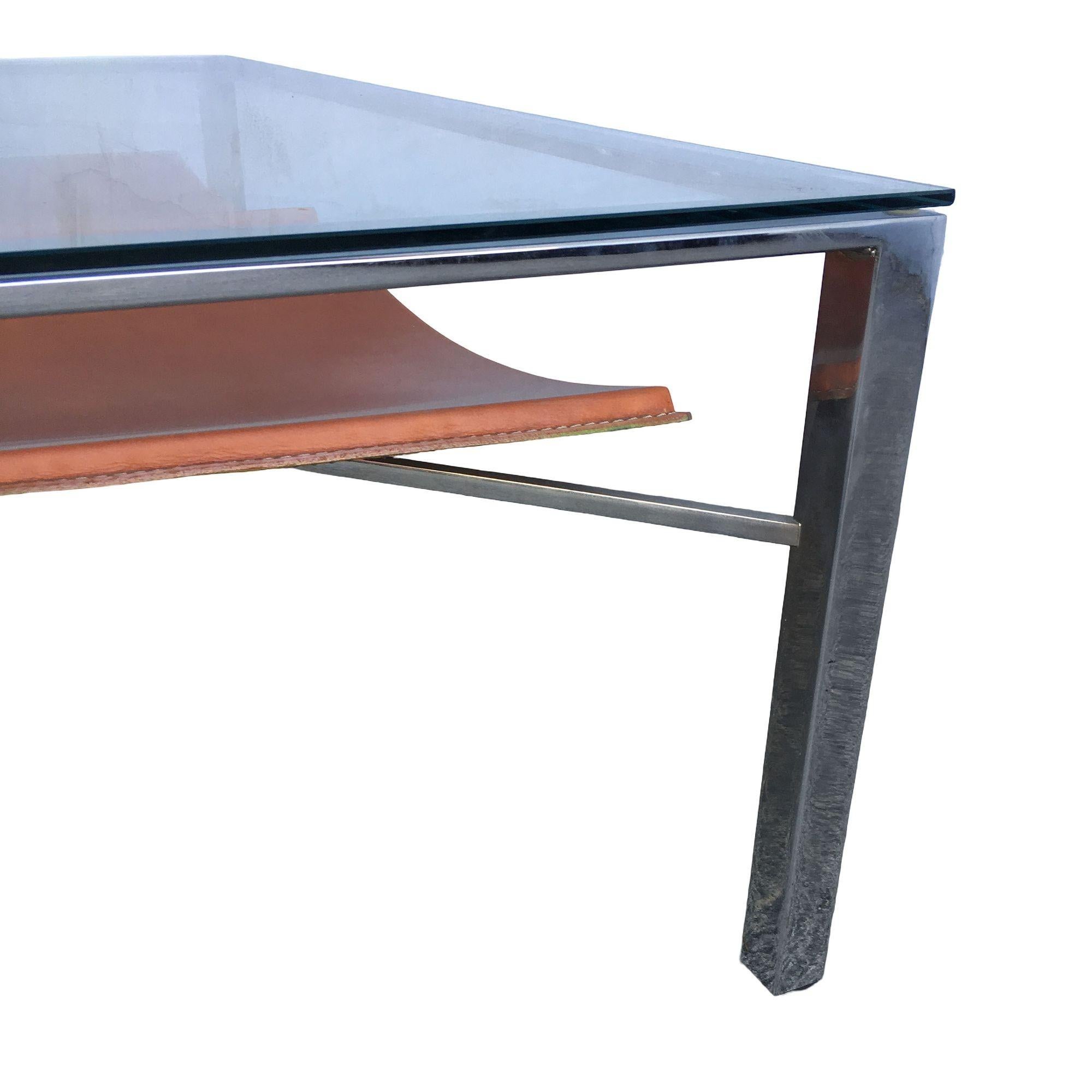 Fin du 20e siècle Table basse avec plateau en verre tubulaire chromé et porte-revues gainé de cuir en vente
