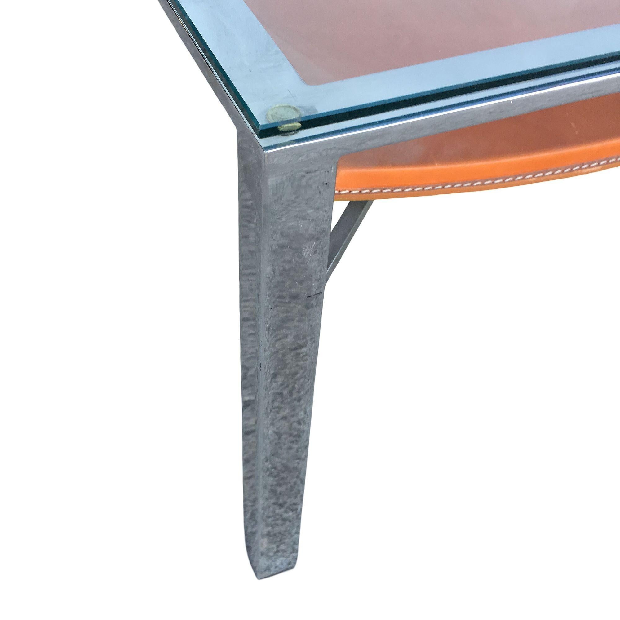 Acier Table basse avec plateau en verre tubulaire chromé et porte-revues gainé de cuir en vente