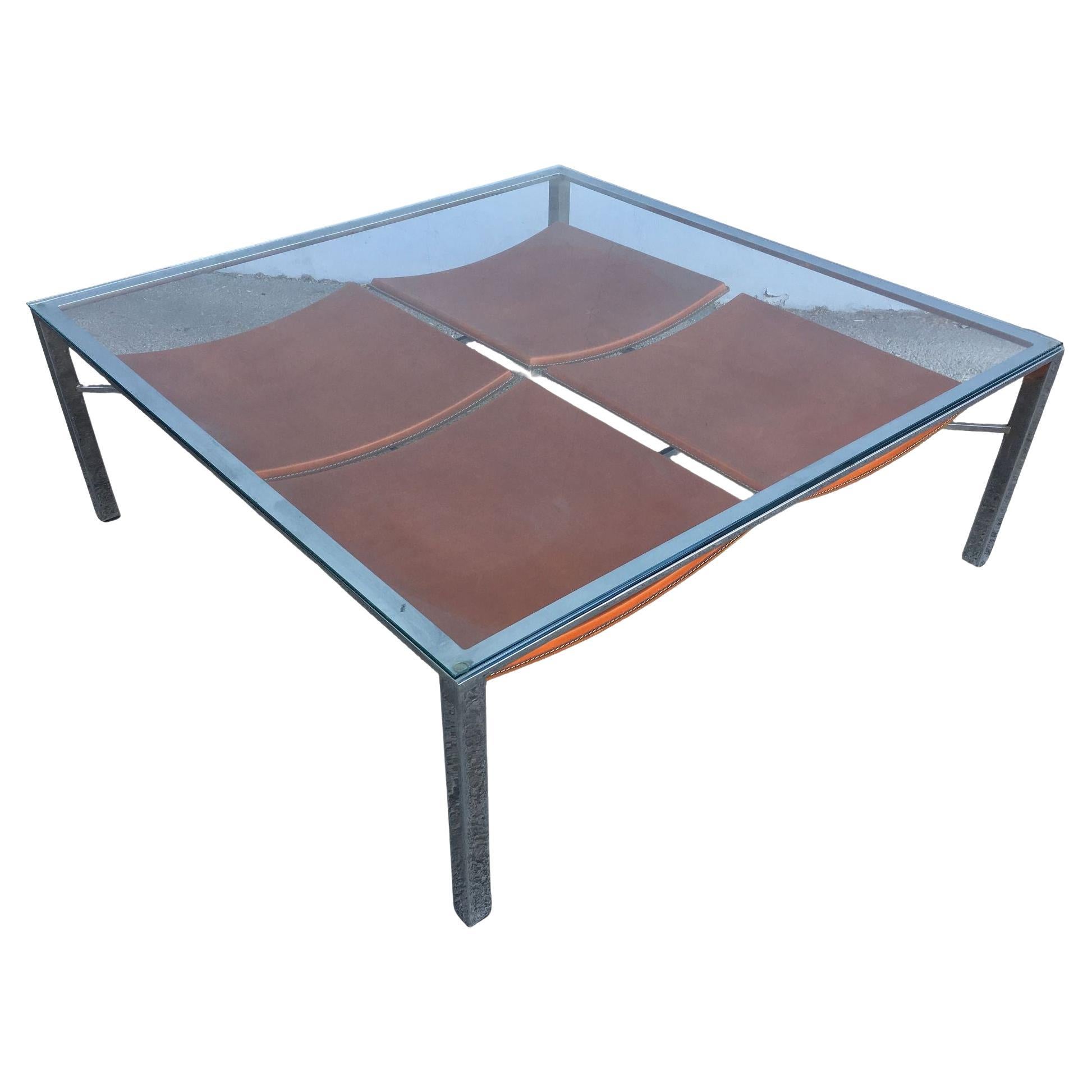 Table basse avec plateau en verre tubulaire chromé et porte-revues gainé de cuir en vente