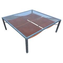 Table basse avec plateau en verre tubulaire chromé et porte-revues gainé de cuir