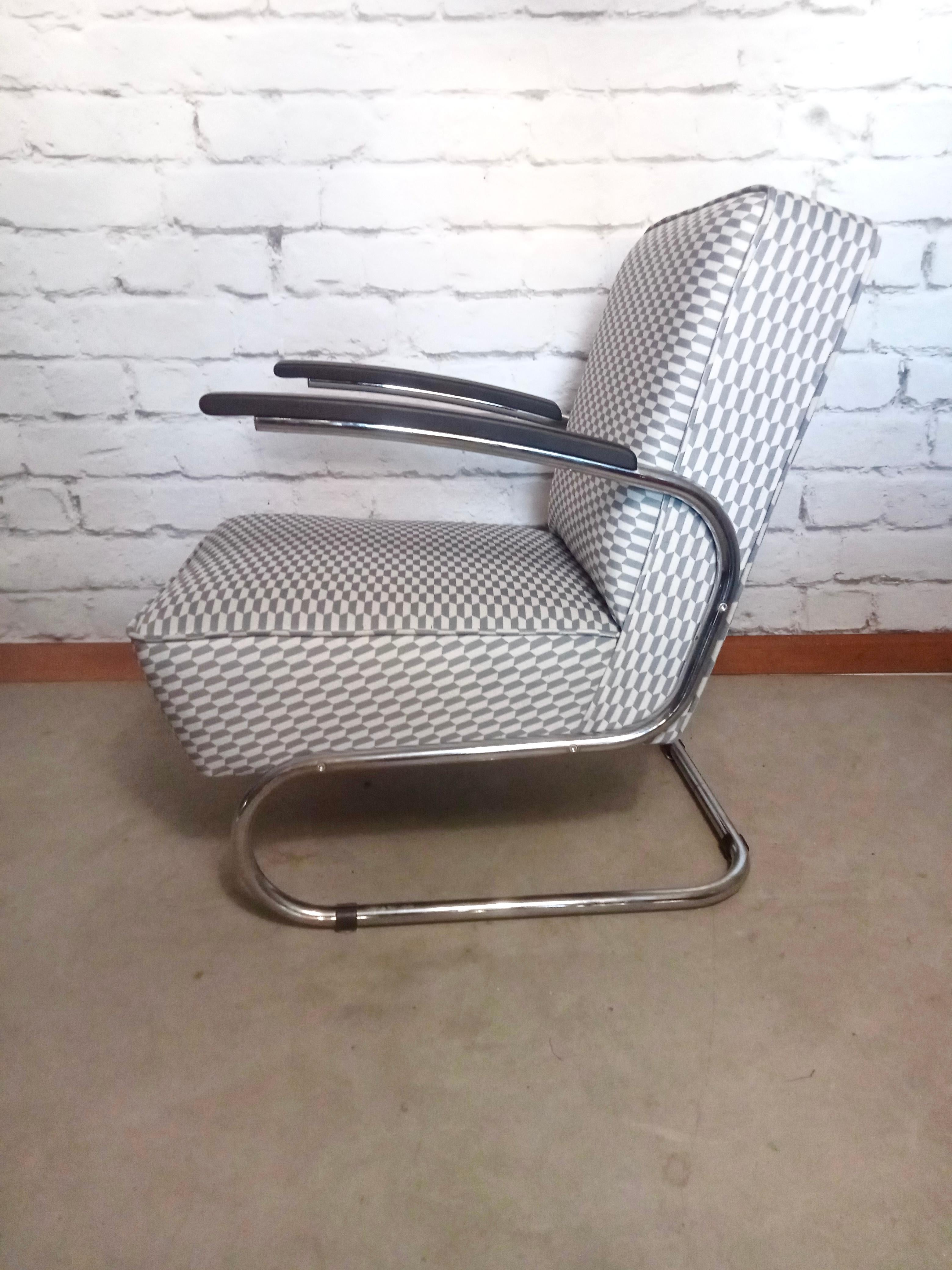 Les propriétés exceptionnelles de ce fauteuil sont l'élégance, l'intemporalité et un confort d'assise exceptionnel. Il s'y ajoute une légèreté que seul un modèle en porte-à-faux peut avoir. Conçu en 1932 par l'équipe de designers de Thonet. Sans