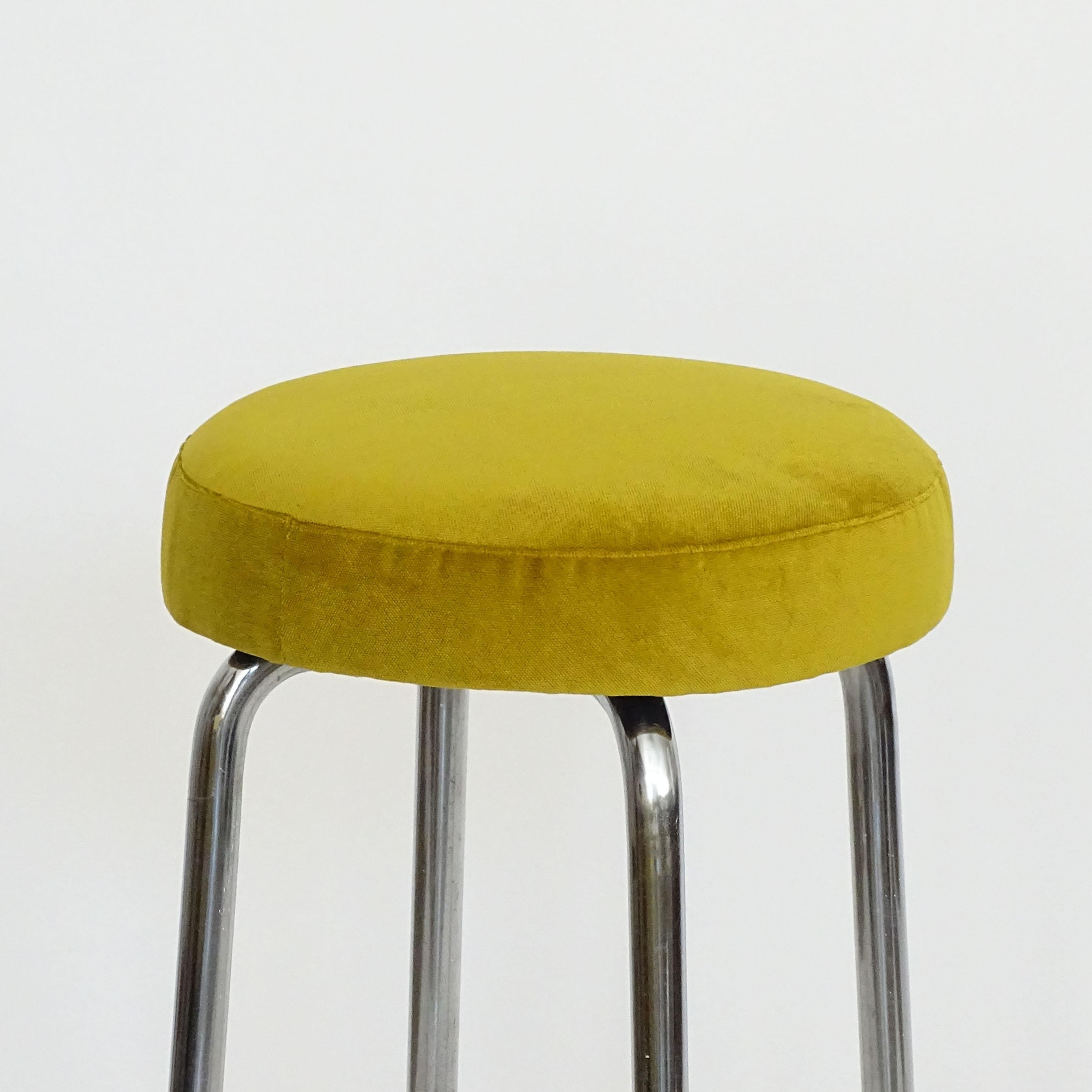 Chromrohrhocker mit gelbem Samtsitz von Columbus, Italien, 1930er Jahre
Die italienische Firma Columbus erwarb in den 1930er Jahren eine Exklusivlizenz für die Herstellung von Rohrmöbeln in Italien von der Schweizer Firma Wohnbedarf, die für Werke