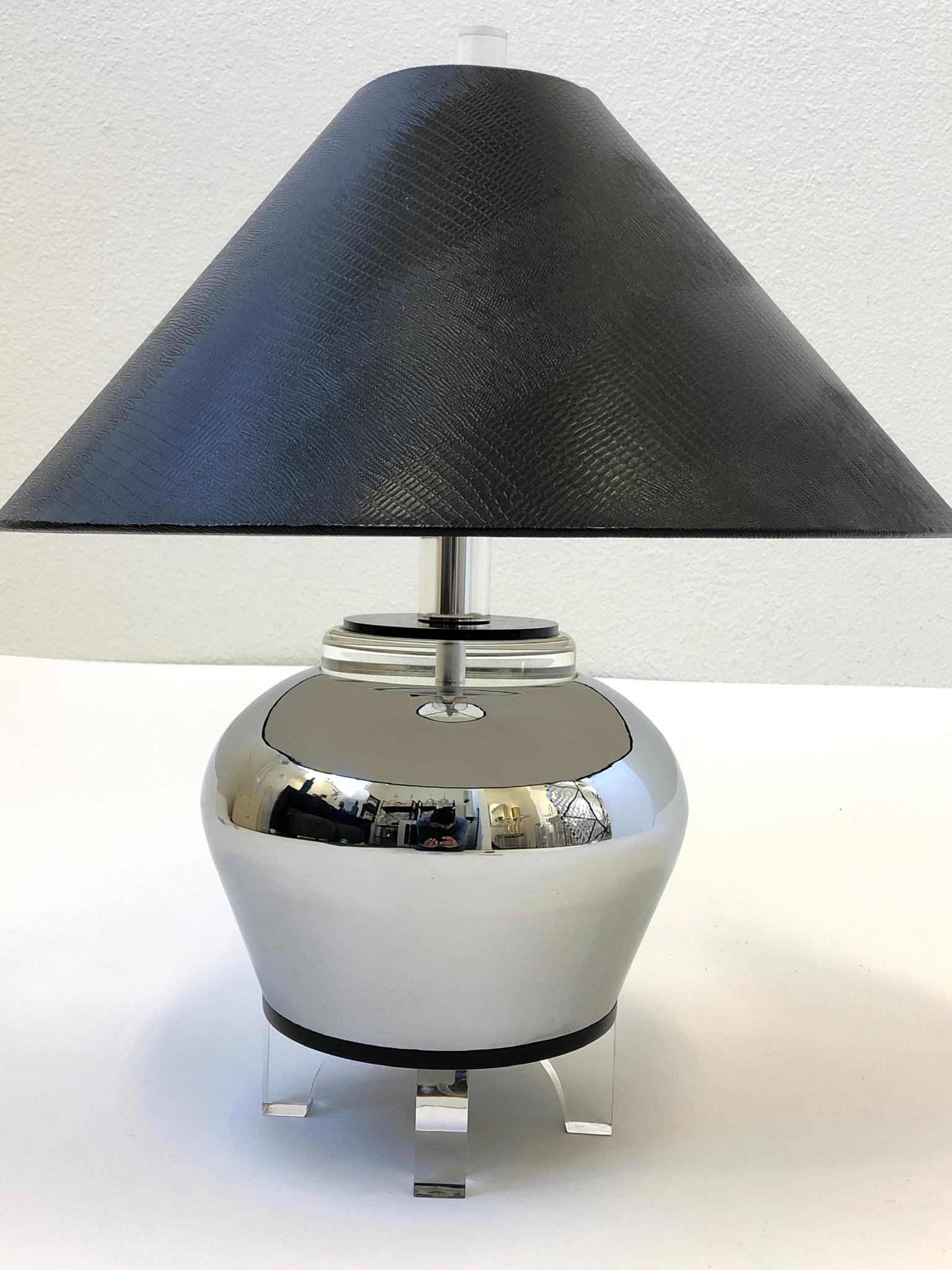 Chrome Urn and Lucite Table Lamp In Good Condition In Palm Springs, CA
