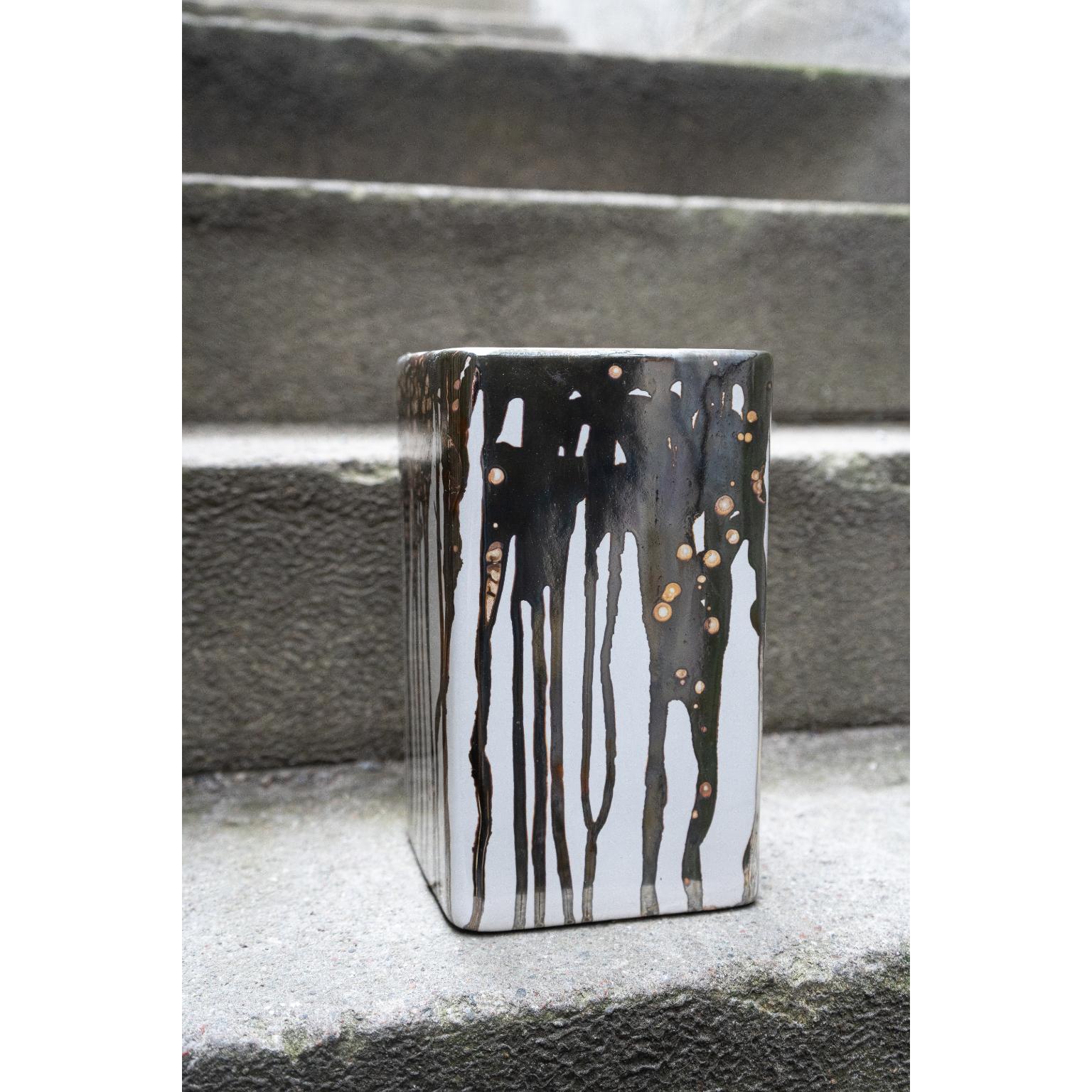 Vaso cromato 0002 di John Nordenstein
Un pezzo unico.
Dimensioni: D 12 x L 12 x H 26 cm.
Materiali: Ceramica, vernice cromata e primer epossidico.

L'artista autodidatta John Nordenstein è cresciuto e lavora a Stoccolma e attualmente presenta la sua