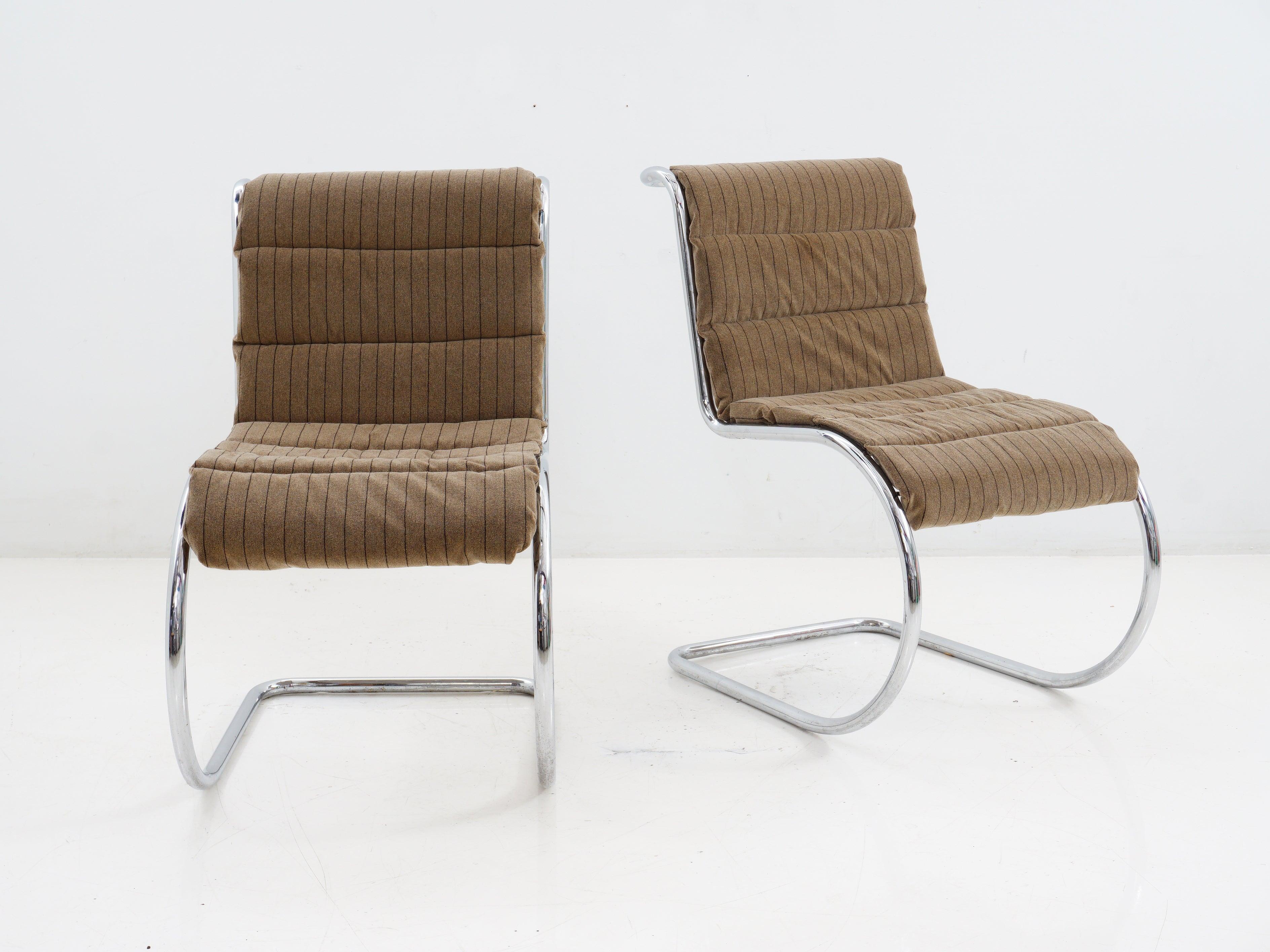 Une chaise de salle à manger chromée en porte-à-faux qui fait écho au génie moderniste de Mies van der Rohe. L'élégant piétement luge chromé est la quintessence du design de la fin du XXe siècle, tandis que les housses de siège amovibles en velours