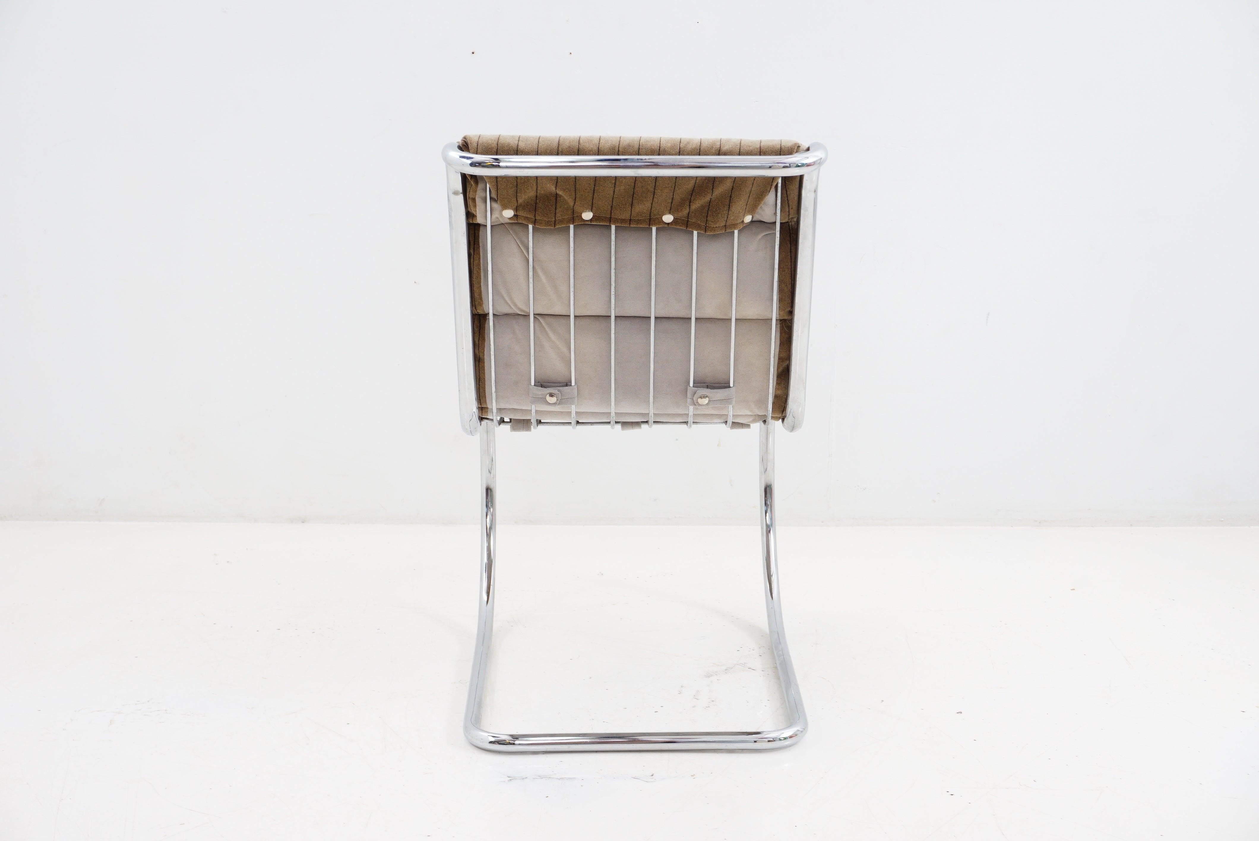 Fin du 20e siècle Chaise cantilever en chrome et velours, années 1980 en vente