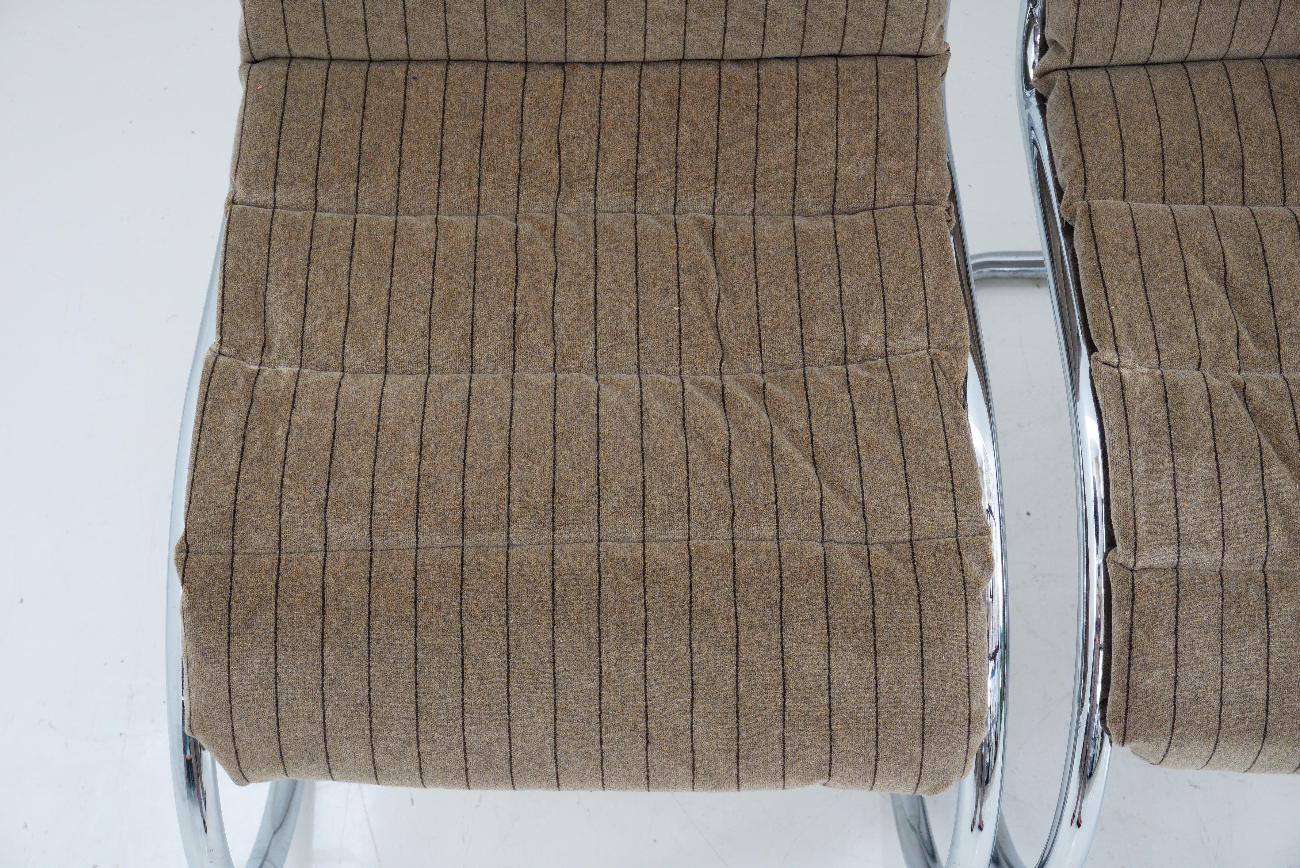 Velours Chaise cantilever en chrome et velours, années 1980 en vente