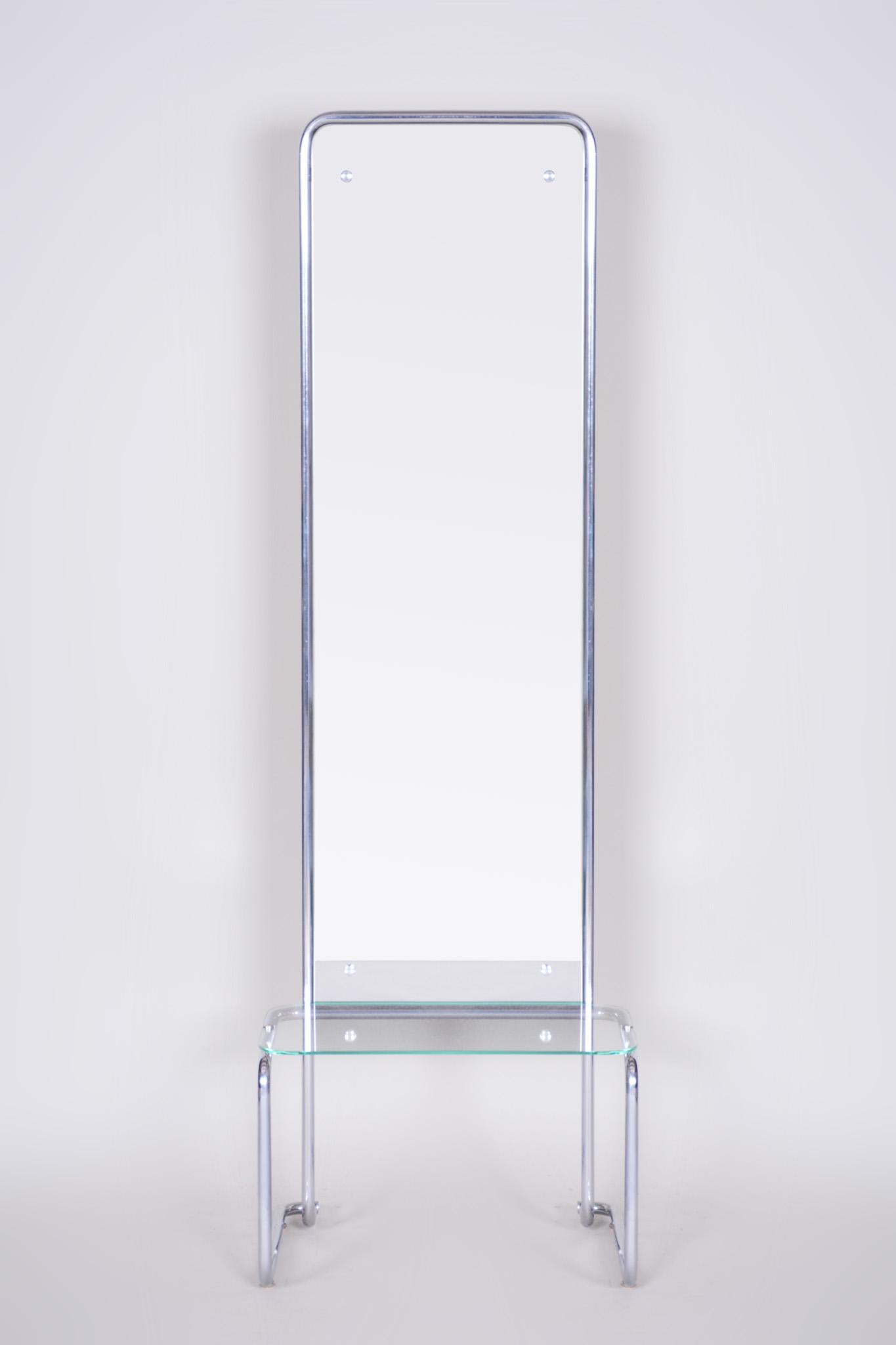 Dieser originale Bauhaus-Spiegel von Thonet ist eine perfekte Darstellung der schlichten Eleganz der Bauhaus-Ära.





 