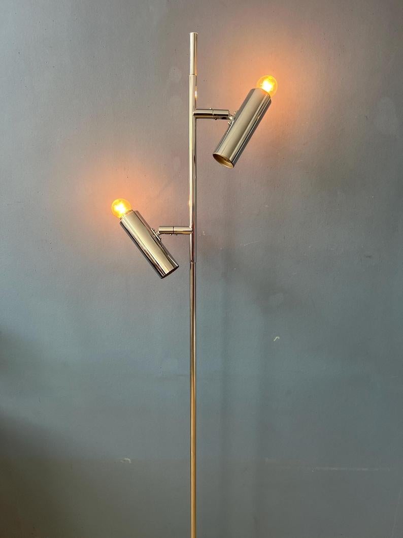 Lampadaire Sputnik chromé de Sölken Leuchten. Le lampadaire est doté d'un cadre chromé et d'une base noire. La pièce est très polyvalente, les spots pouvant être tournés dans toutes les directions souhaitées. Les abat-jour nécessitent une ampoule