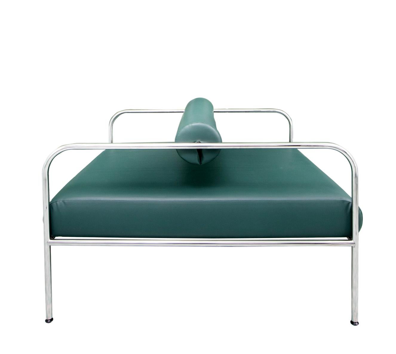 XXIe siècle et contemporain Chaise Shiro en vinyle chromé, hommage à Kuramata, idéale pour les espaces d'attente en vente