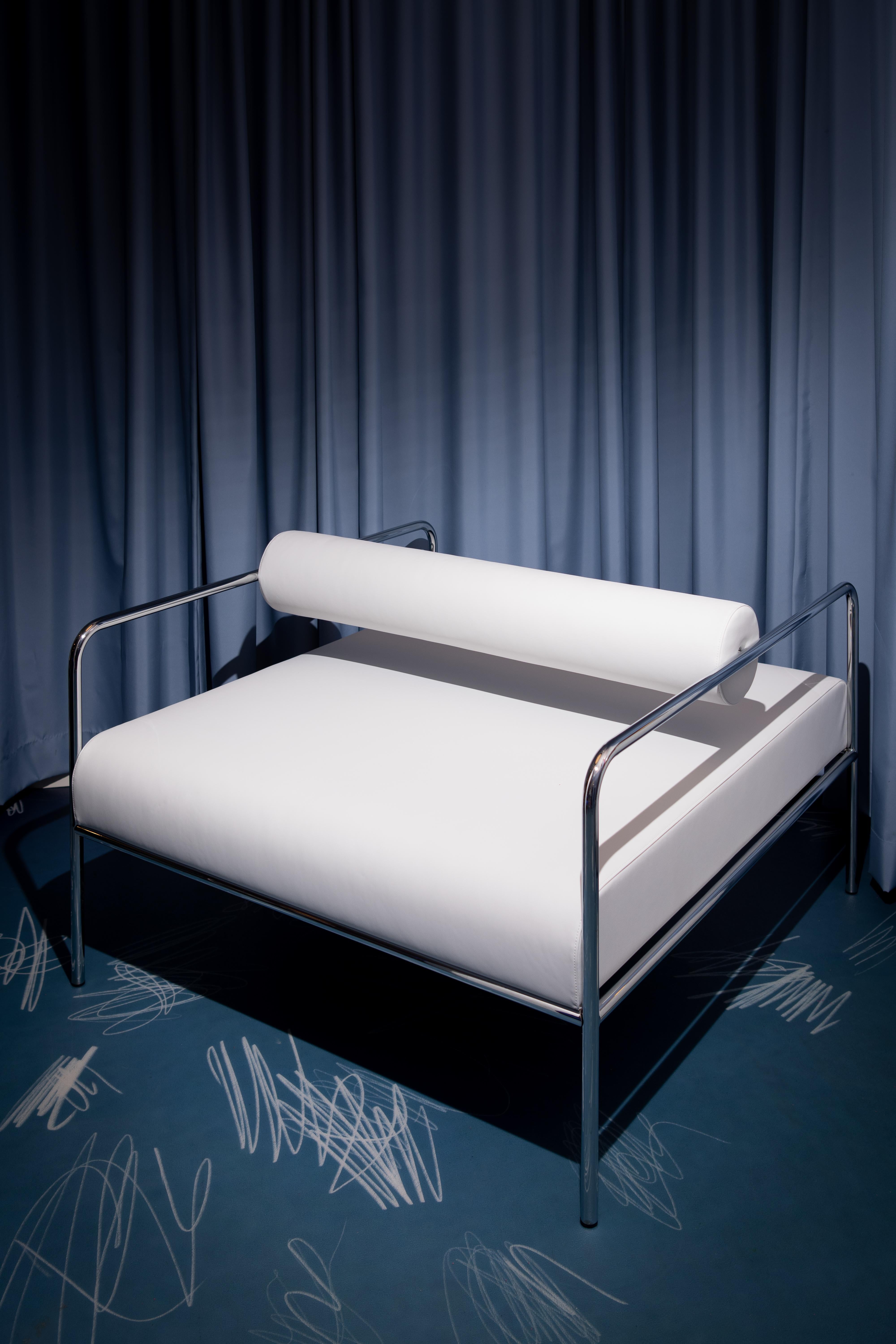 Américain Chaise Shiro en vinyle chromé, hommage à Kuramata, idéale pour les espaces d'attente en vente